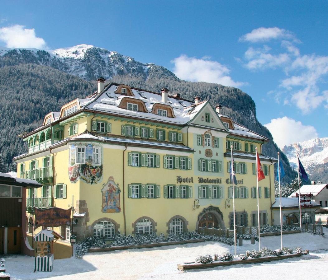 Hotel Dolomiti Schloss Canazei Bagian luar foto