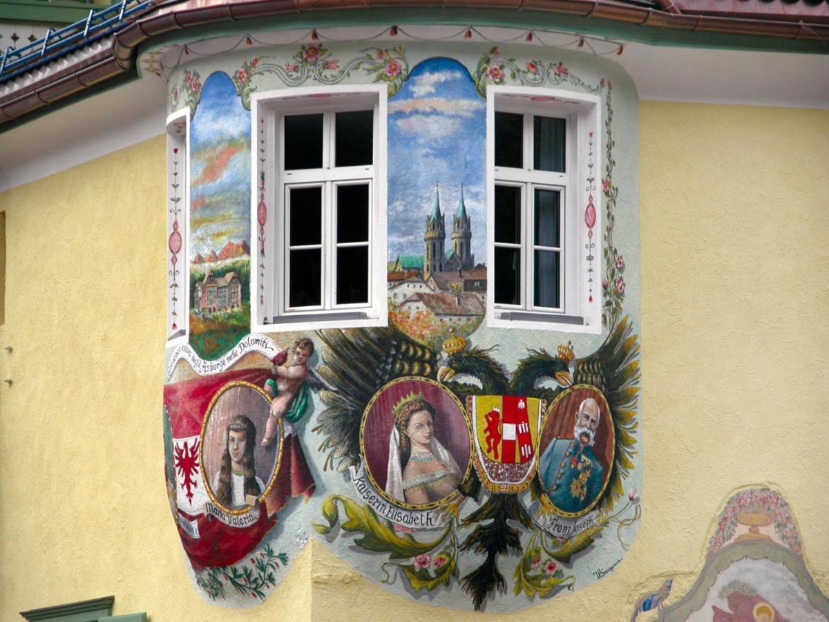 Hotel Dolomiti Schloss Canazei Bagian luar foto