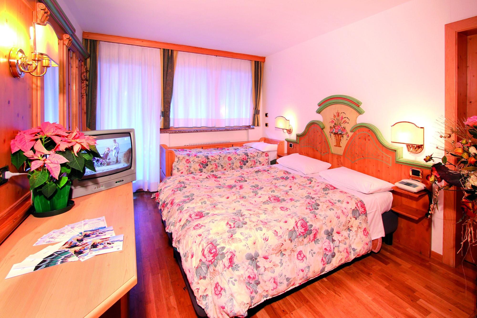 Hotel Dolomiti Schloss Canazei Bagian luar foto