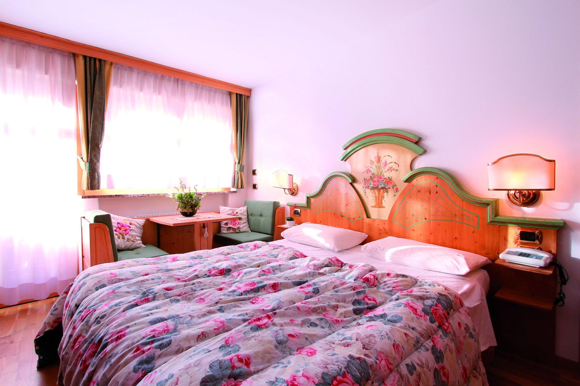 Hotel Dolomiti Schloss Canazei Bagian luar foto