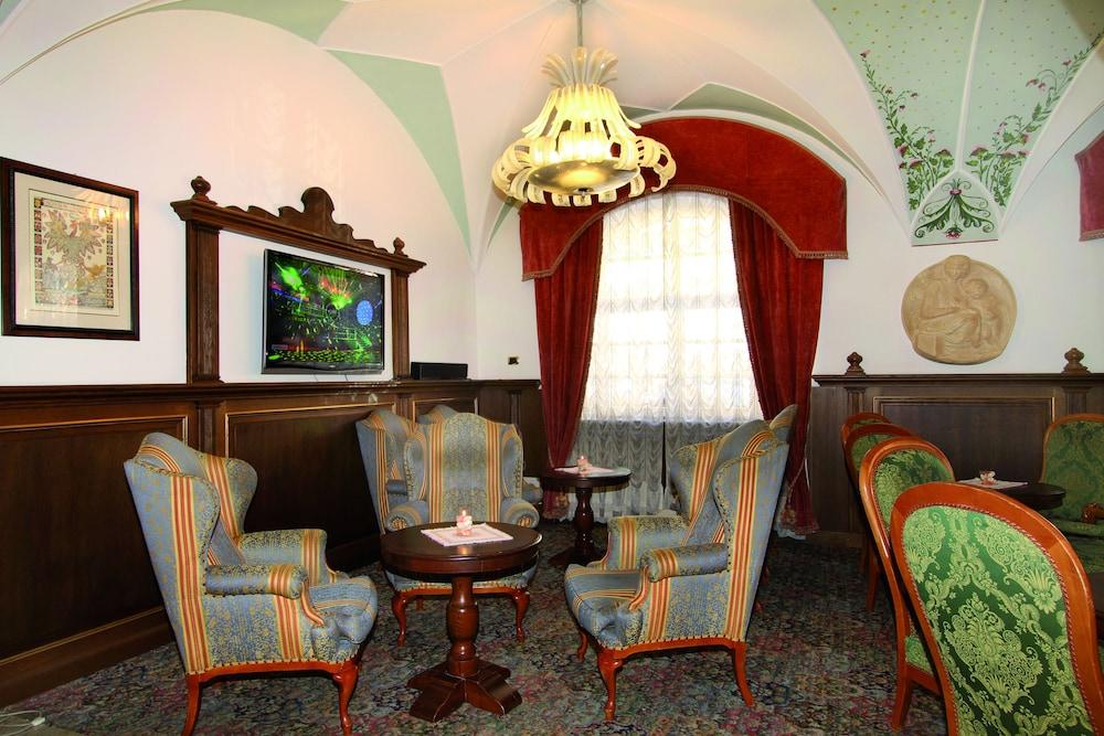 Hotel Dolomiti Schloss Canazei Bagian luar foto
