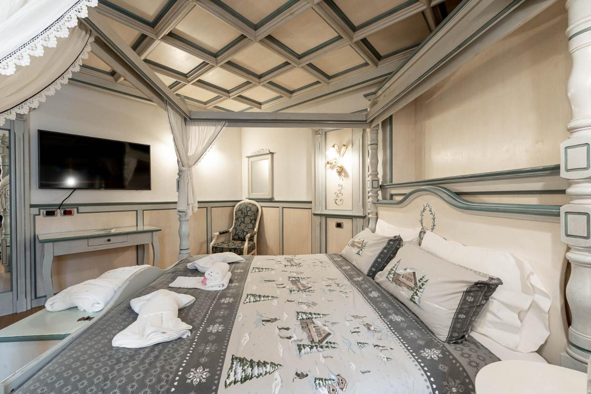 Hotel Dolomiti Schloss Canazei Bagian luar foto