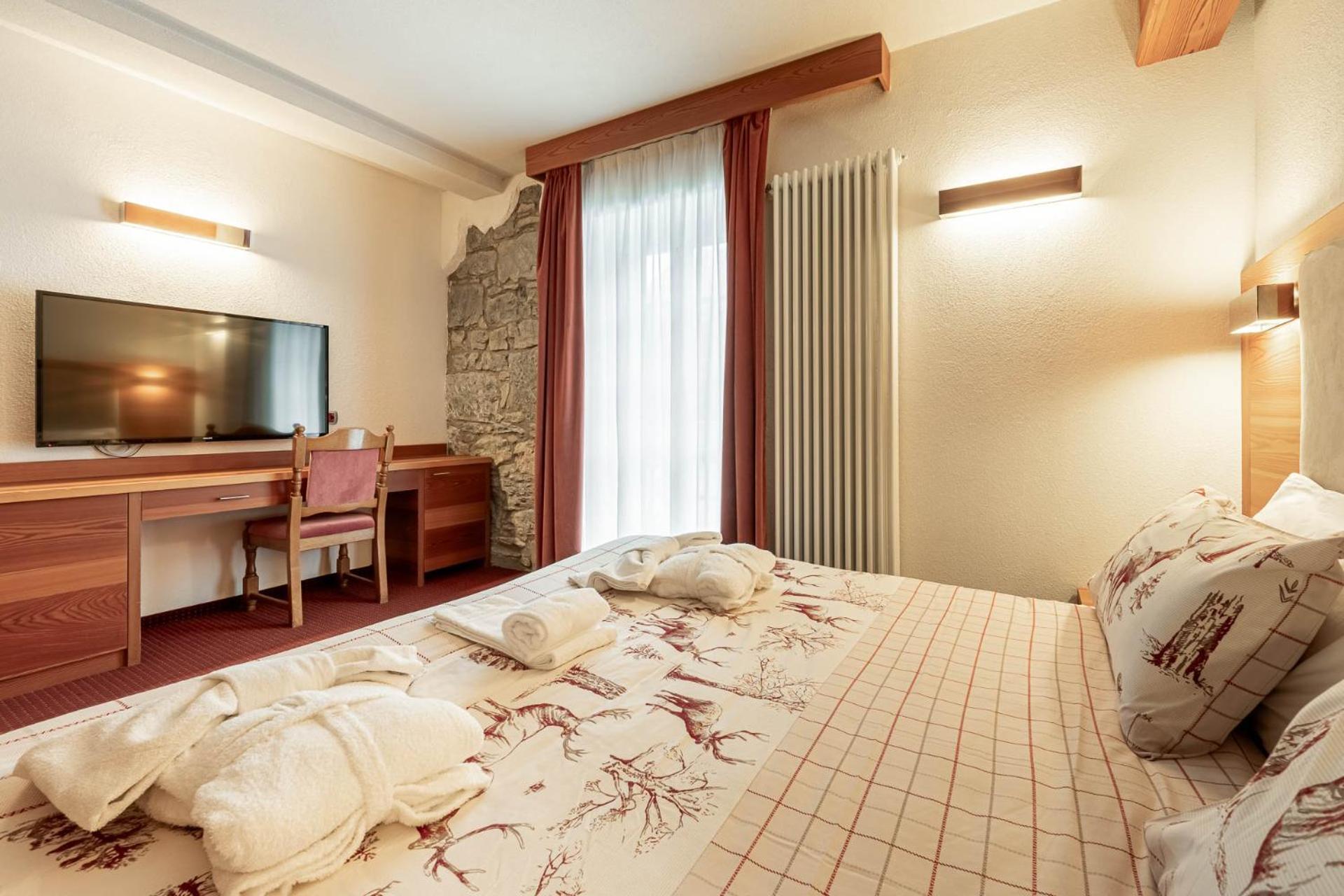 Hotel Dolomiti Schloss Canazei Bagian luar foto