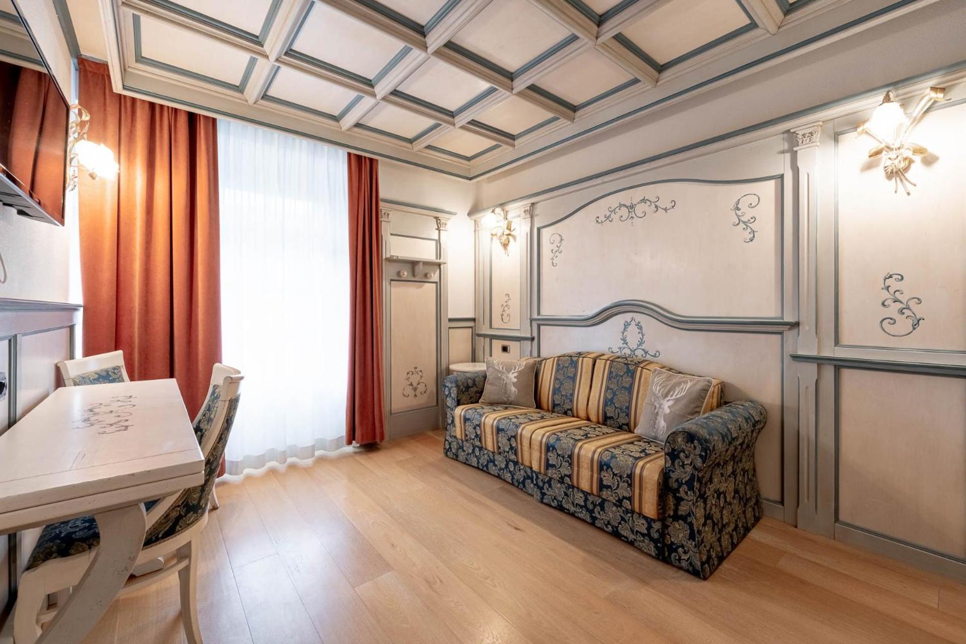 Hotel Dolomiti Schloss Canazei Bagian luar foto