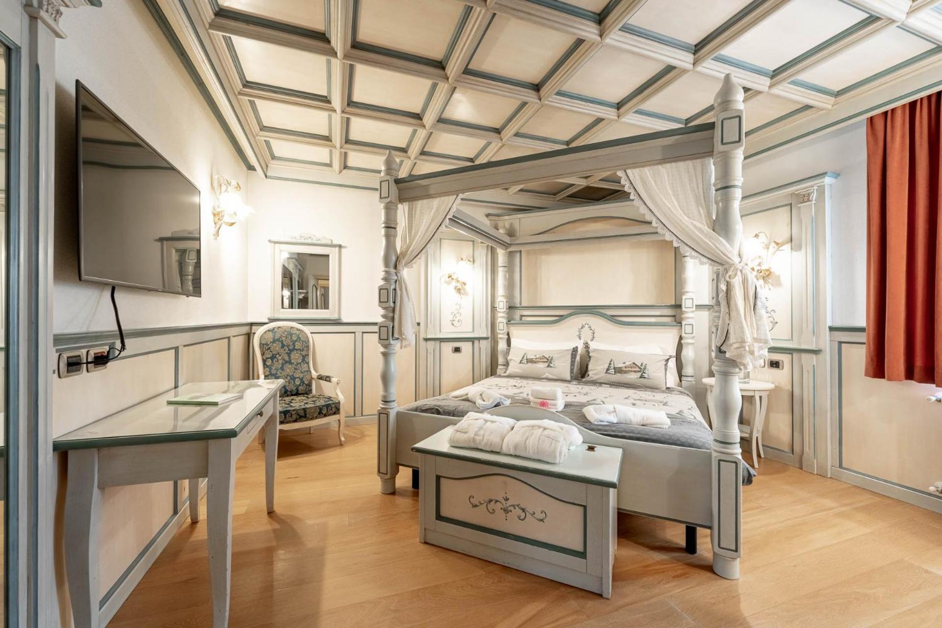 Hotel Dolomiti Schloss Canazei Bagian luar foto