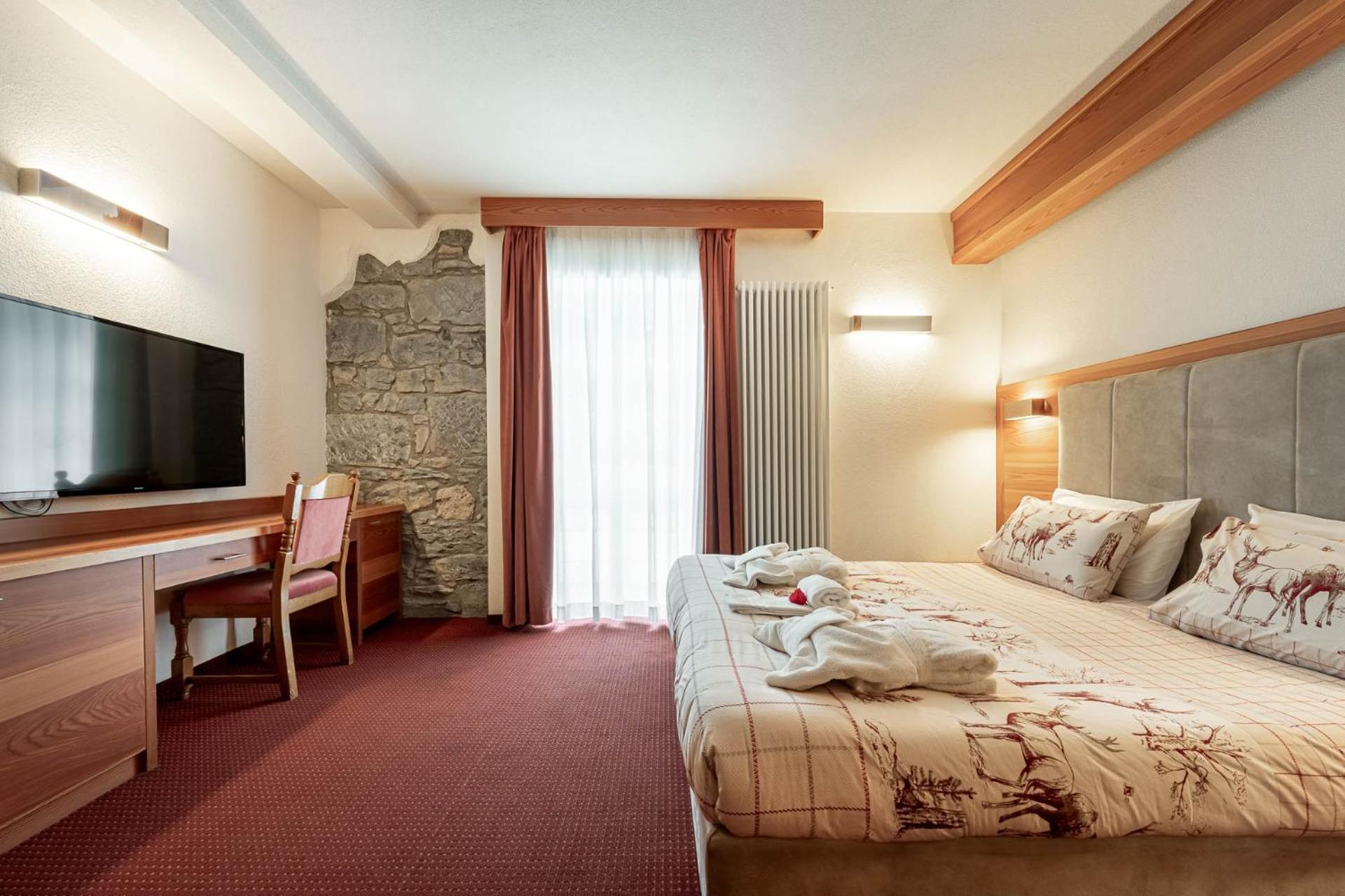 Hotel Dolomiti Schloss Canazei Bagian luar foto