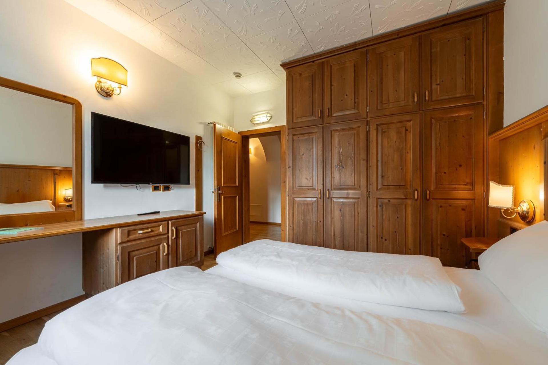 Hotel Dolomiti Schloss Canazei Bagian luar foto