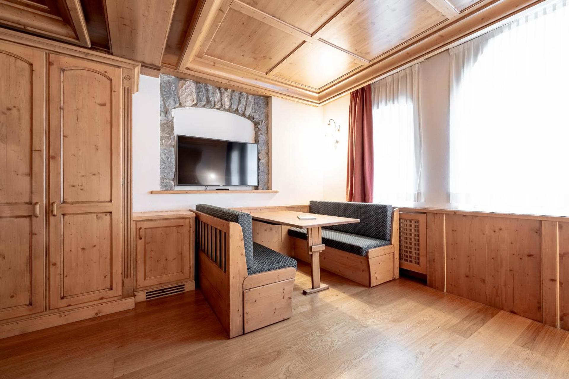 Hotel Dolomiti Schloss Canazei Bagian luar foto