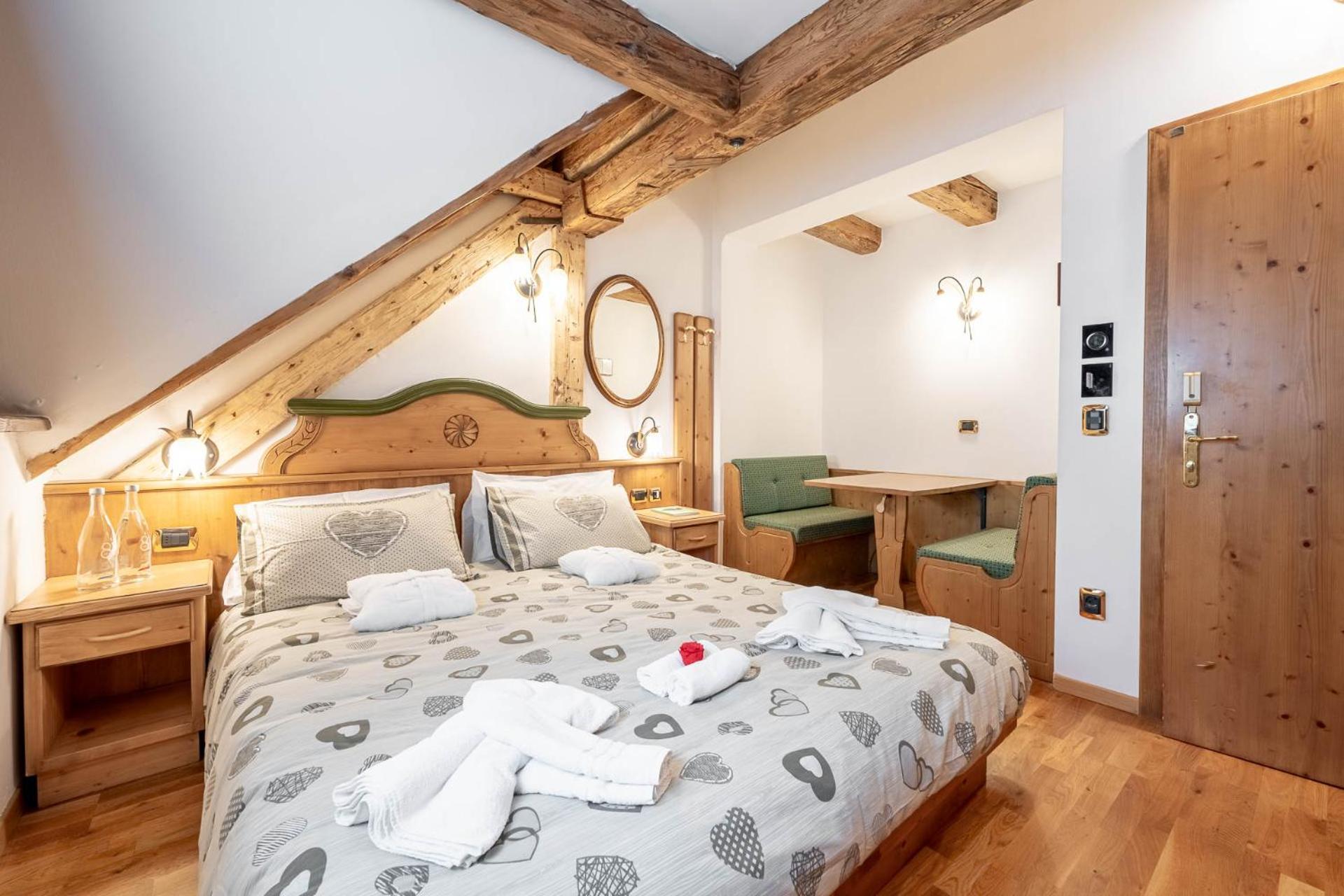 Hotel Dolomiti Schloss Canazei Bagian luar foto