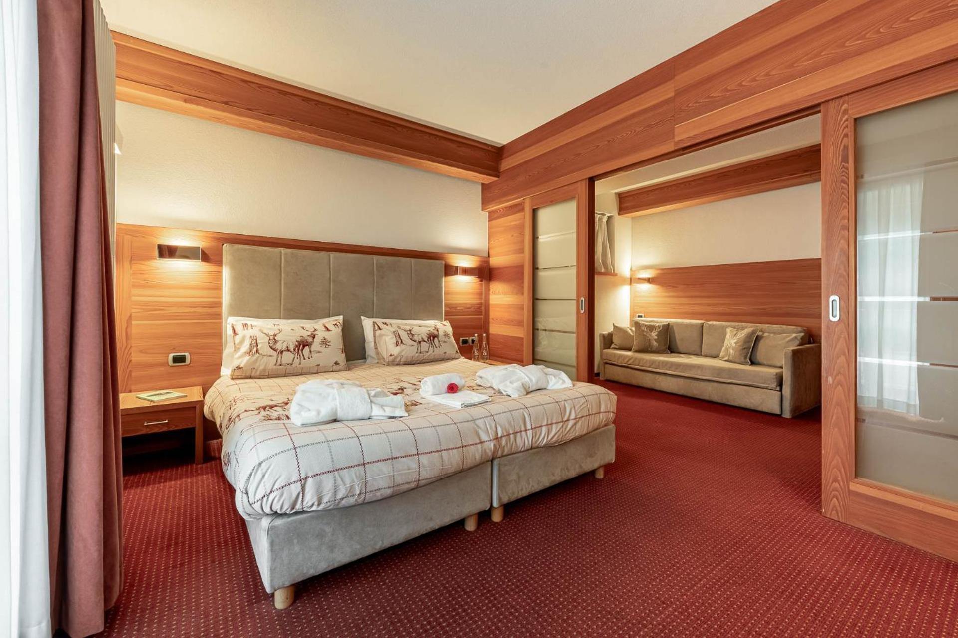 Hotel Dolomiti Schloss Canazei Bagian luar foto