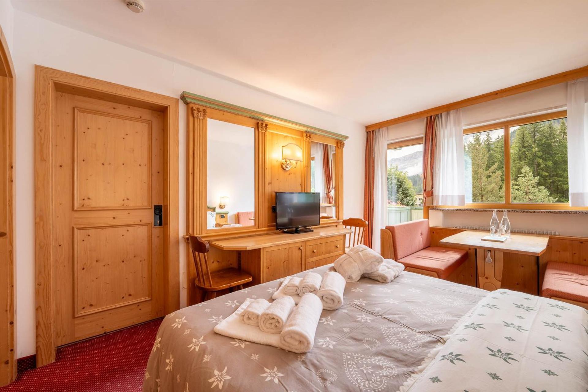 Hotel Dolomiti Schloss Canazei Bagian luar foto