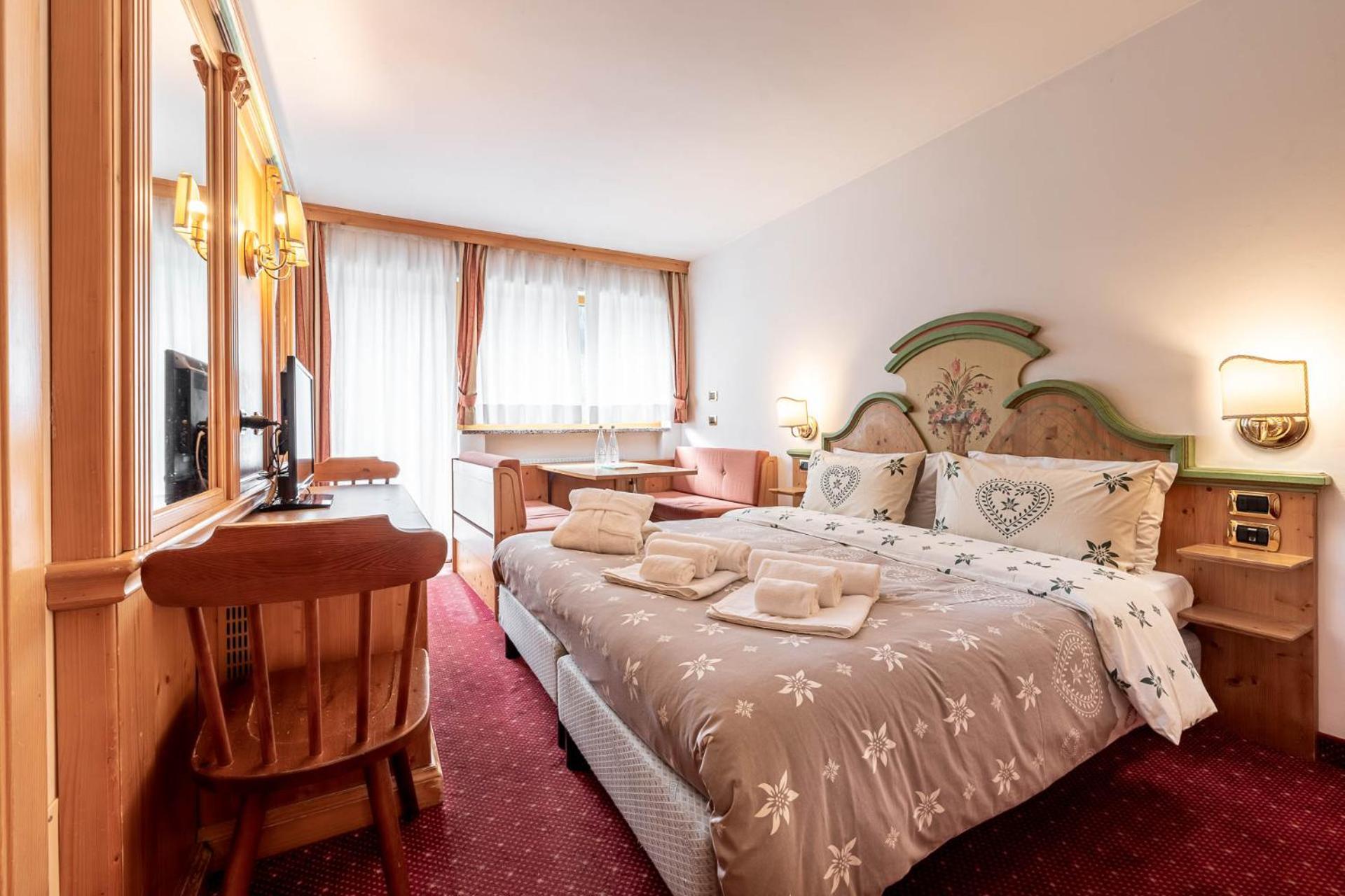 Hotel Dolomiti Schloss Canazei Bagian luar foto