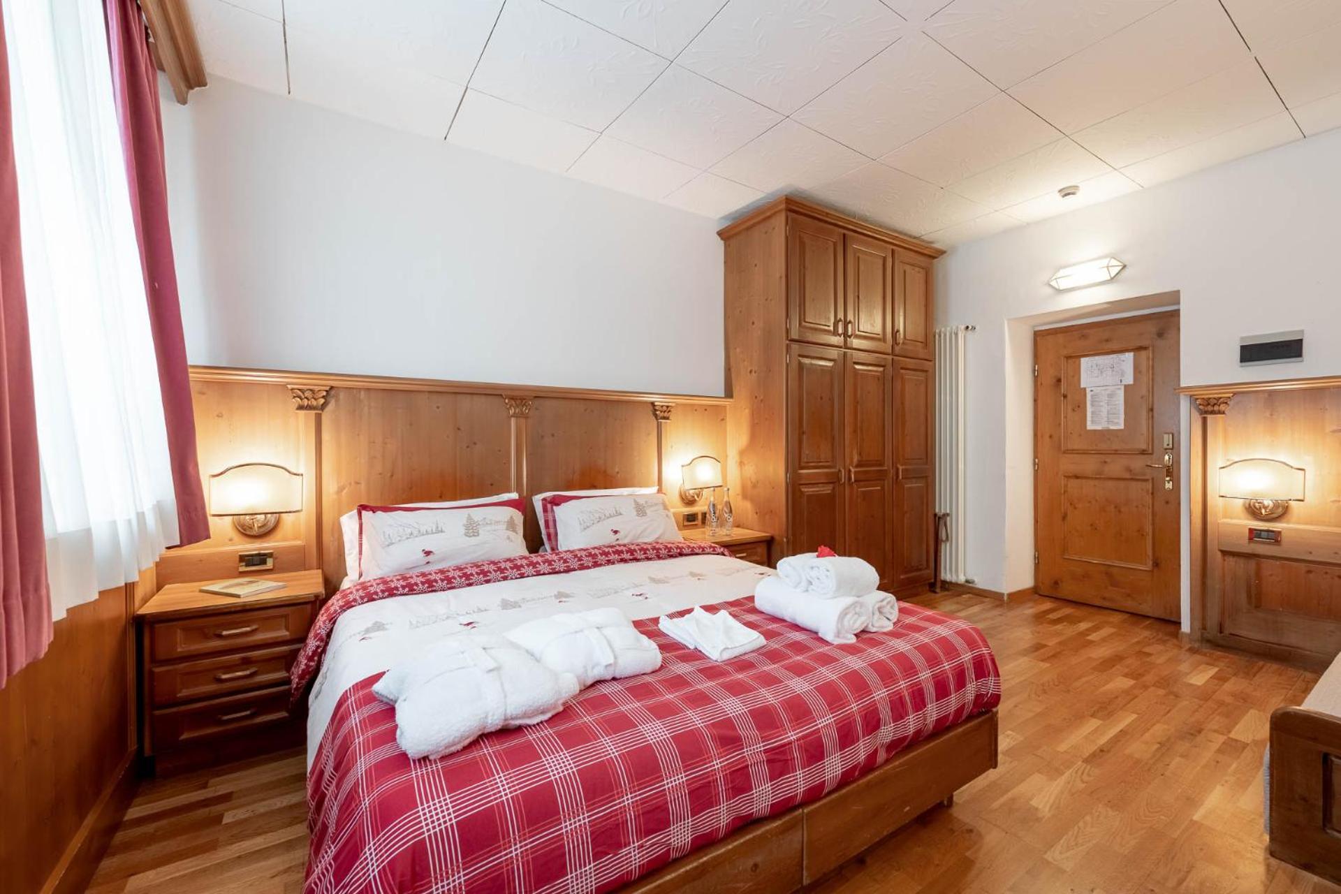 Hotel Dolomiti Schloss Canazei Bagian luar foto