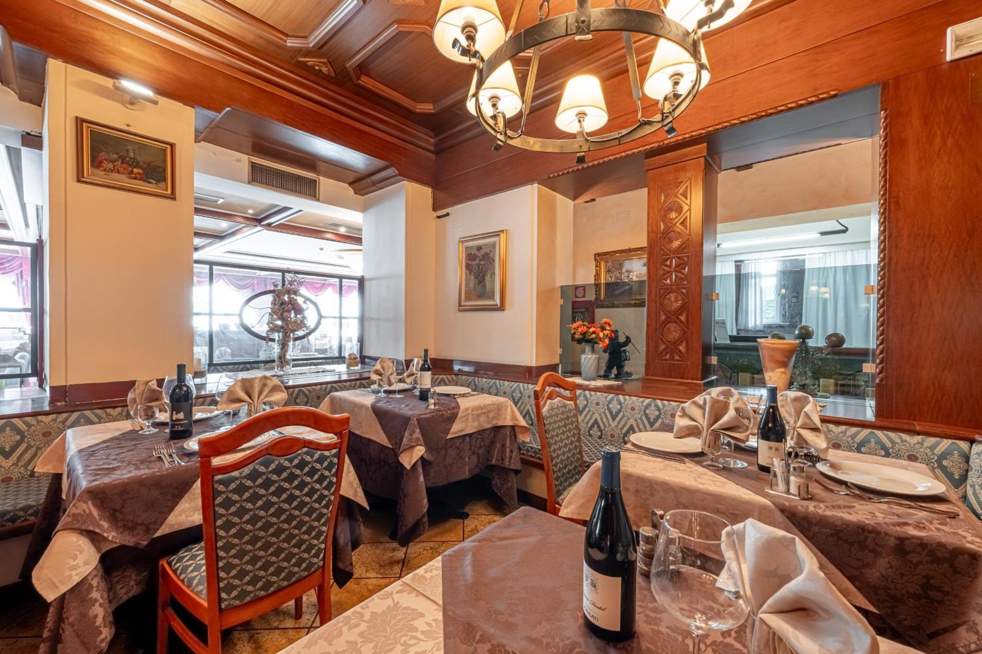 Hotel Dolomiti Schloss Canazei Bagian luar foto
