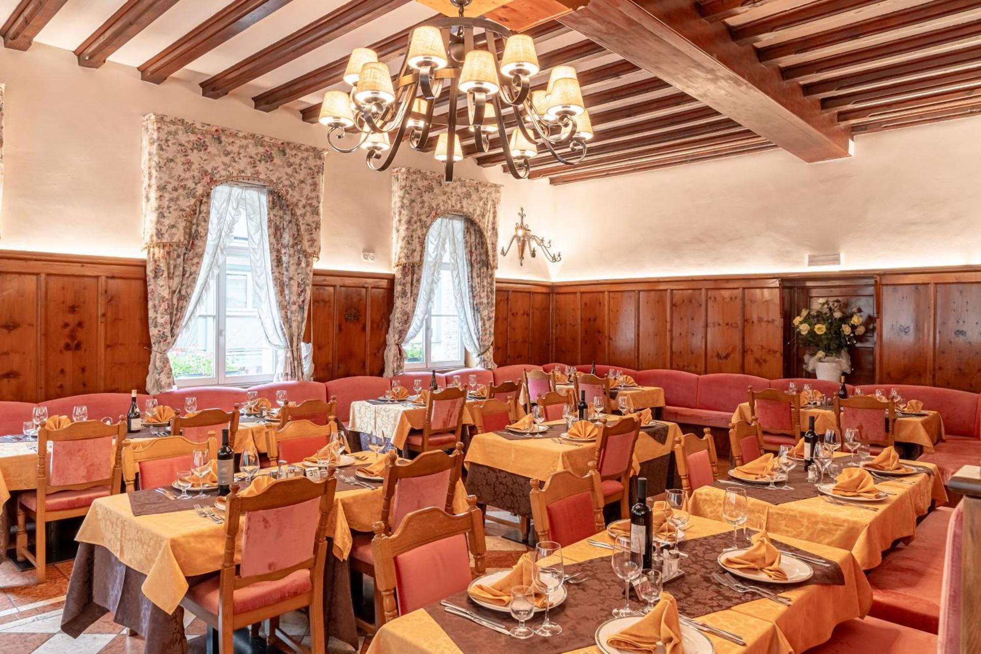 Hotel Dolomiti Schloss Canazei Bagian luar foto