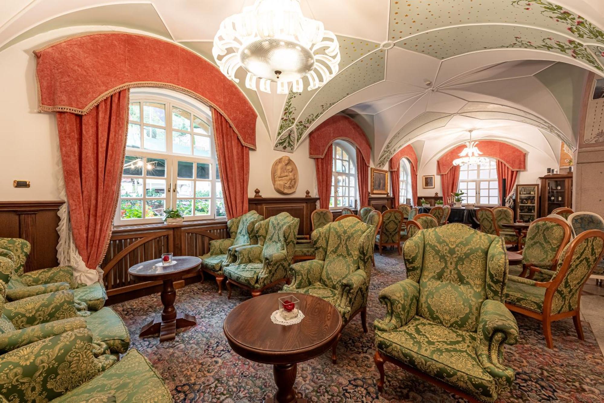 Hotel Dolomiti Schloss Canazei Bagian luar foto
