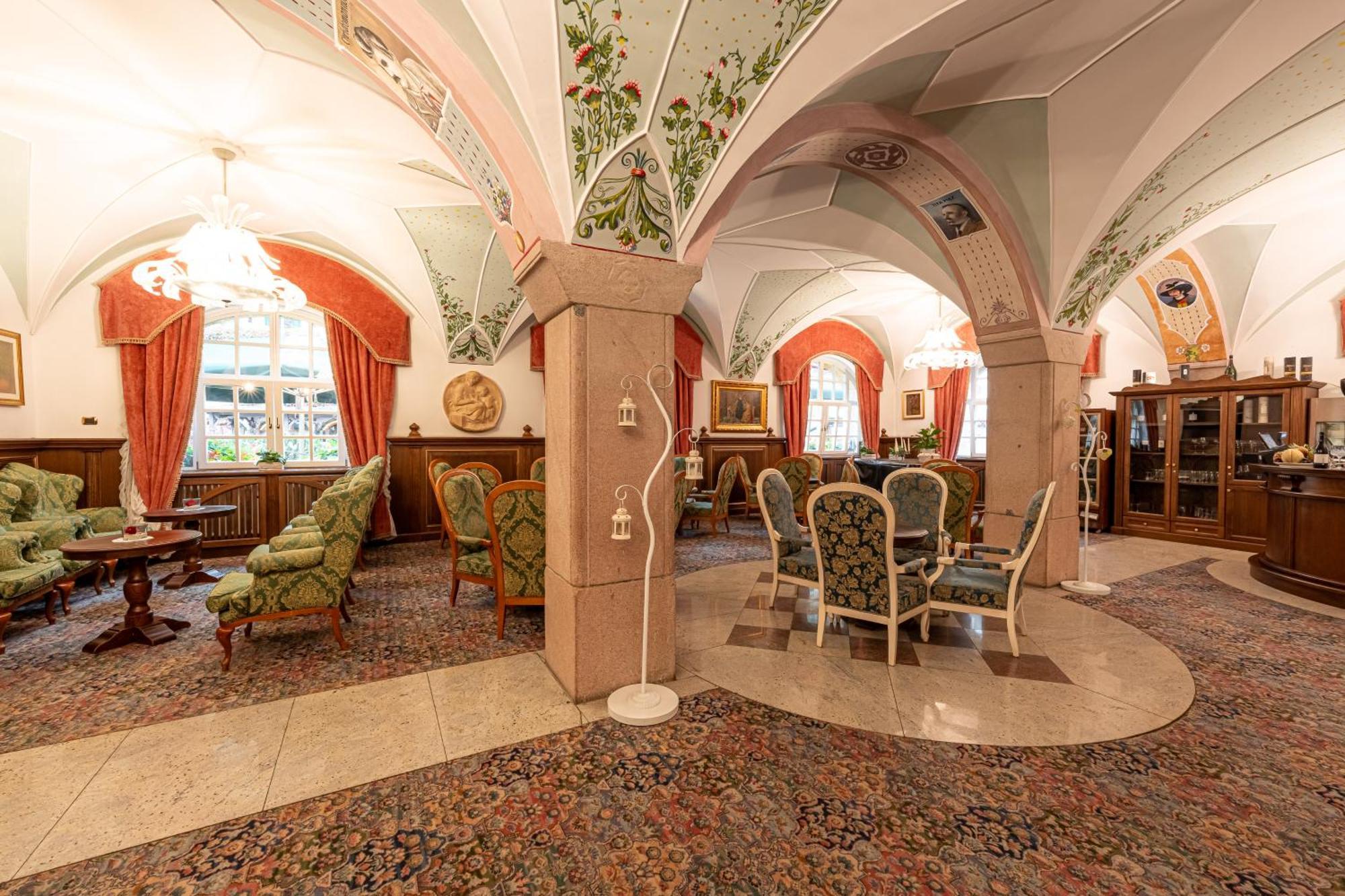 Hotel Dolomiti Schloss Canazei Bagian luar foto