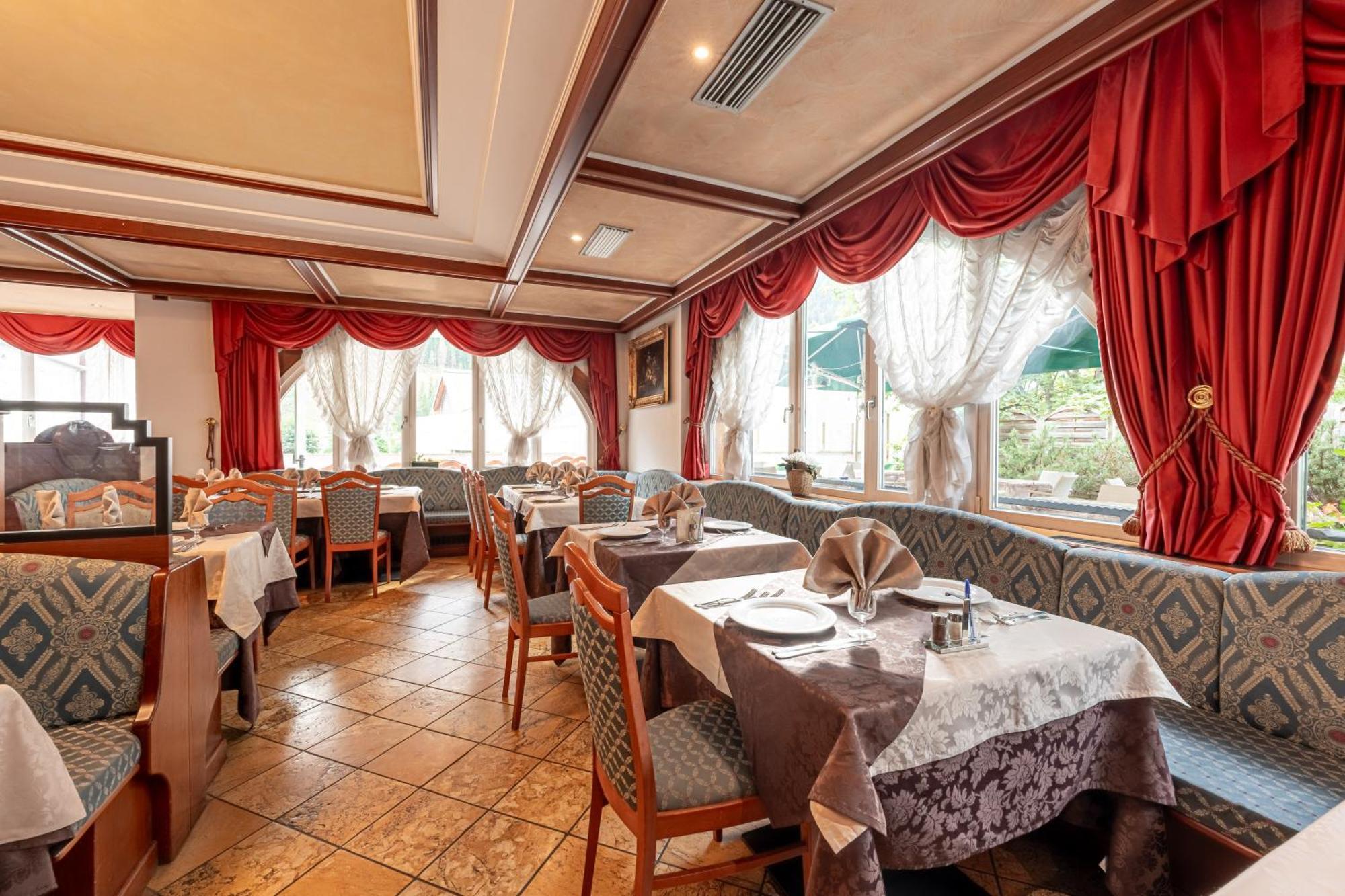 Hotel Dolomiti Schloss Canazei Bagian luar foto