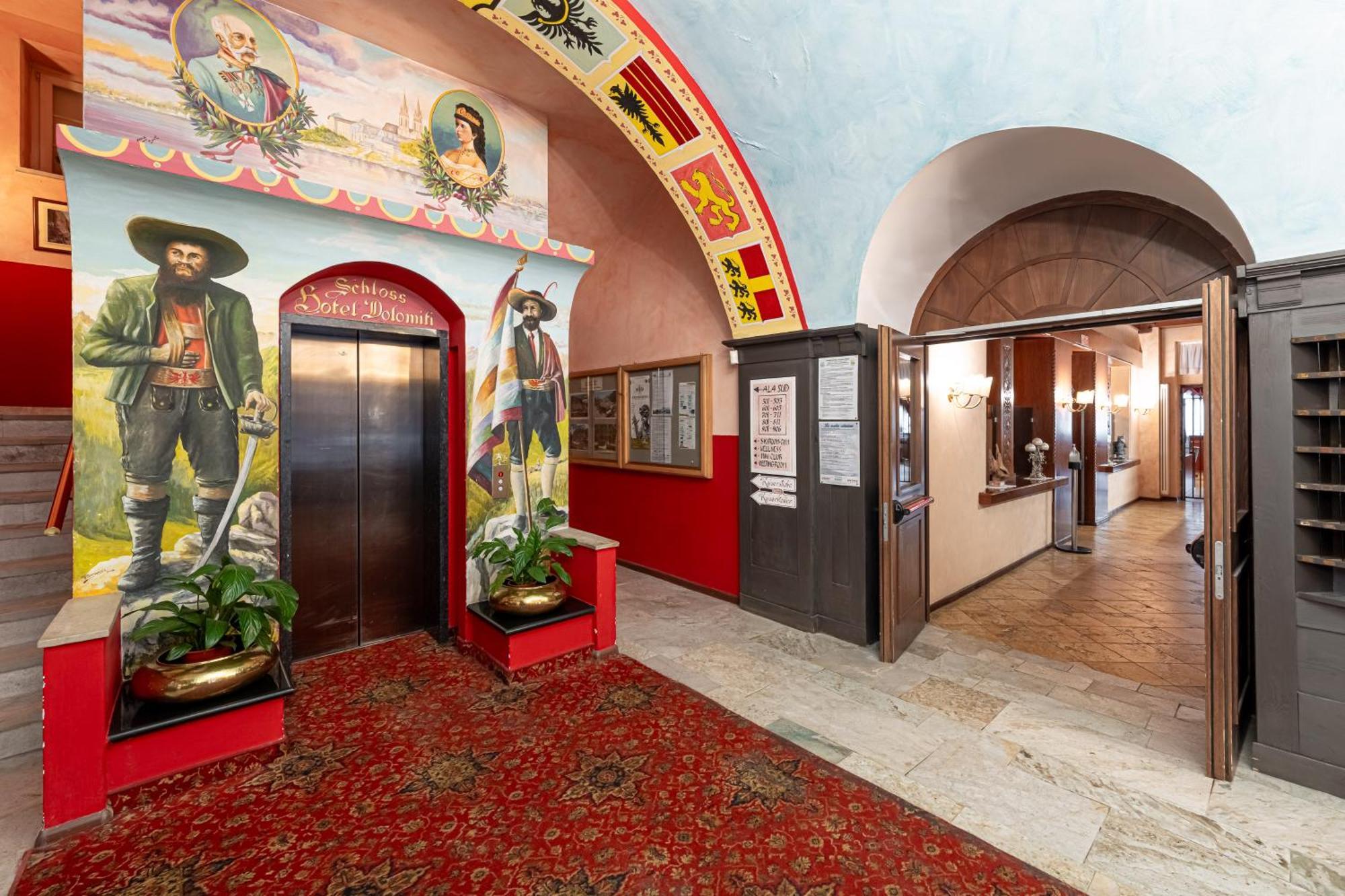 Hotel Dolomiti Schloss Canazei Bagian luar foto