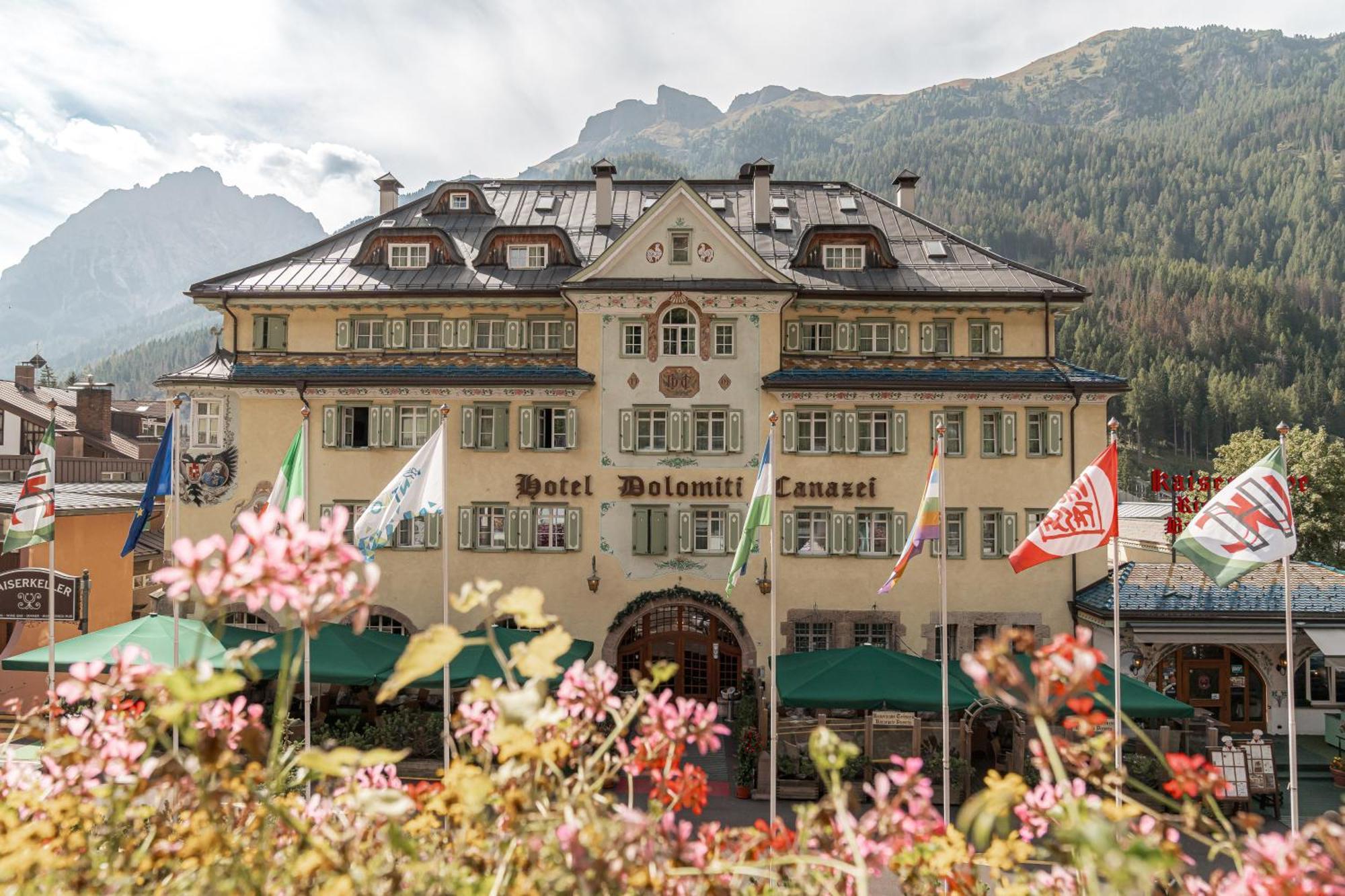 Hotel Dolomiti Schloss Canazei Bagian luar foto