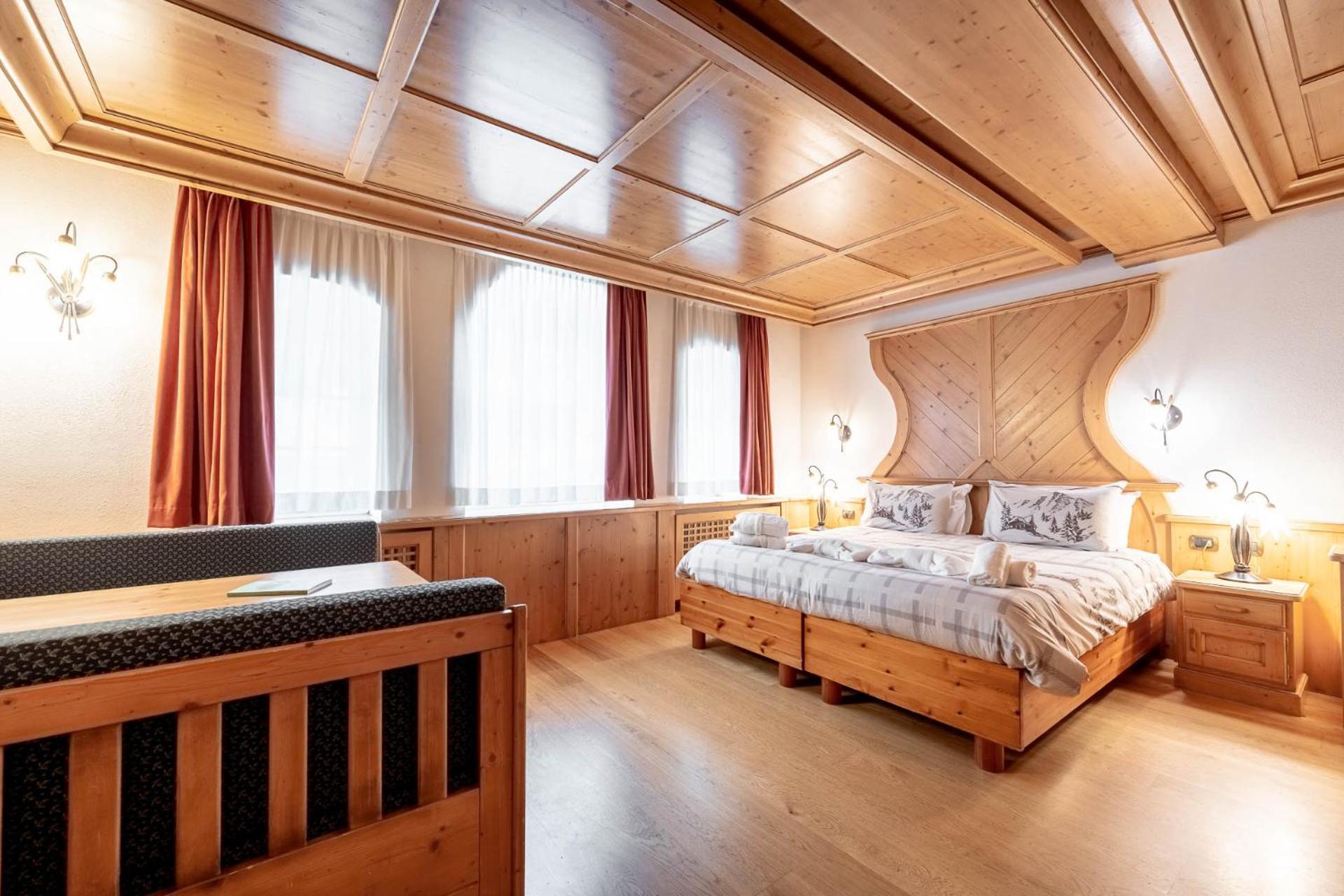 Hotel Dolomiti Schloss Canazei Bagian luar foto