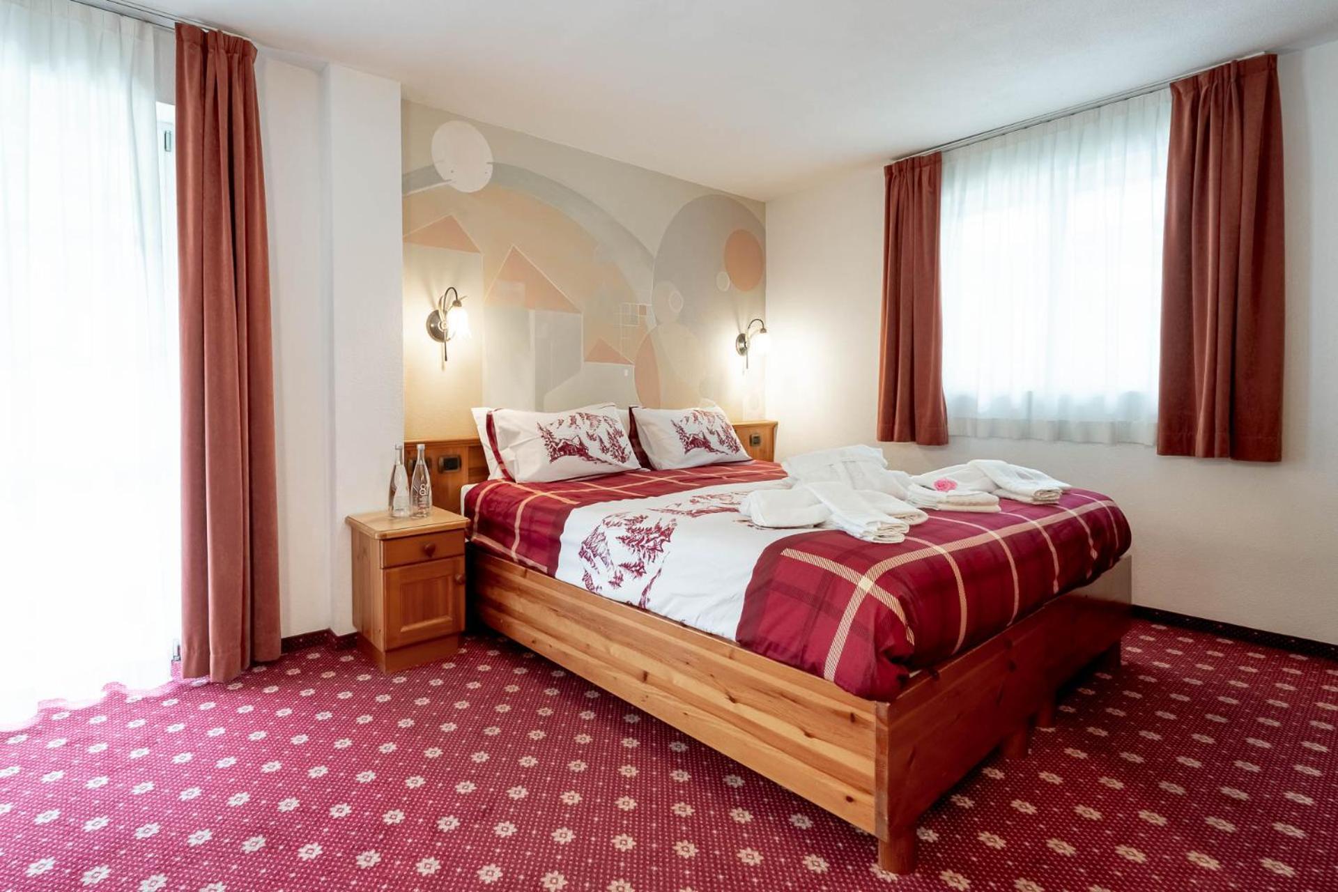 Hotel Dolomiti Schloss Canazei Bagian luar foto