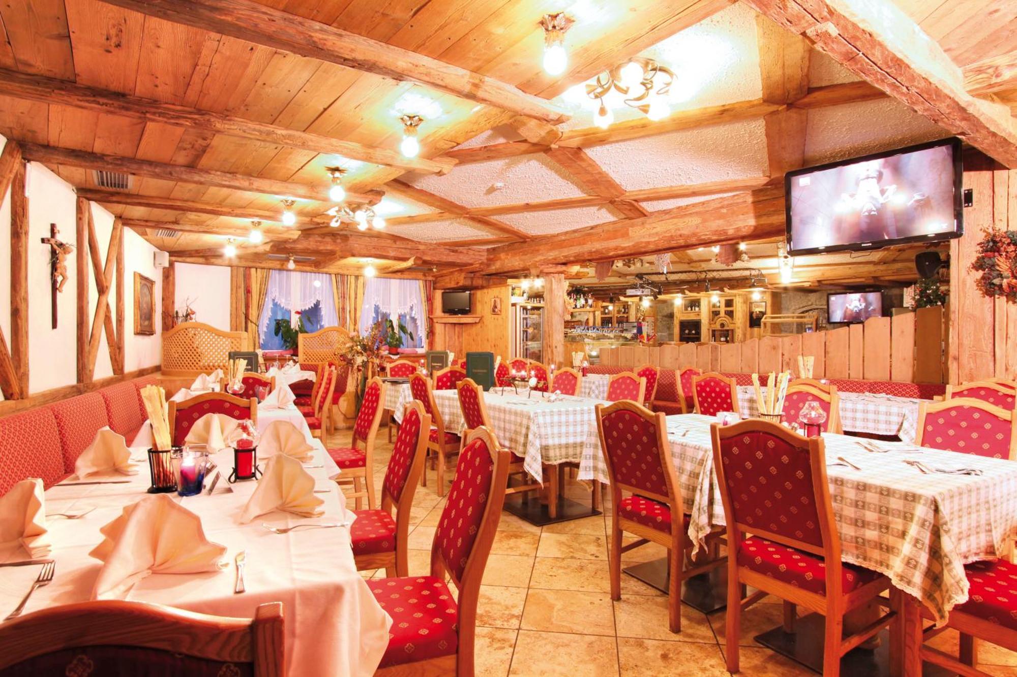 Hotel Dolomiti Schloss Canazei Bagian luar foto
