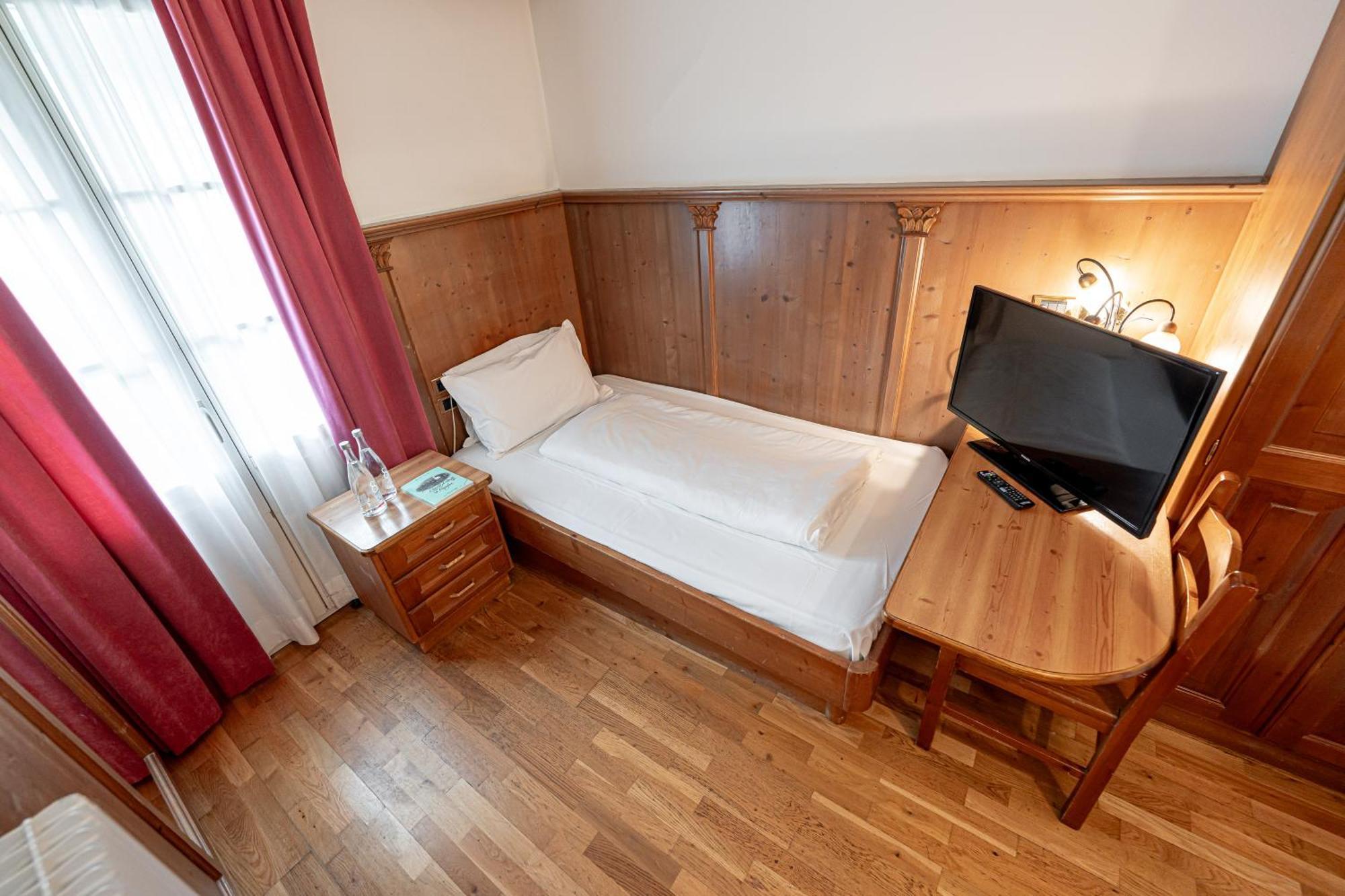 Hotel Dolomiti Schloss Canazei Bagian luar foto