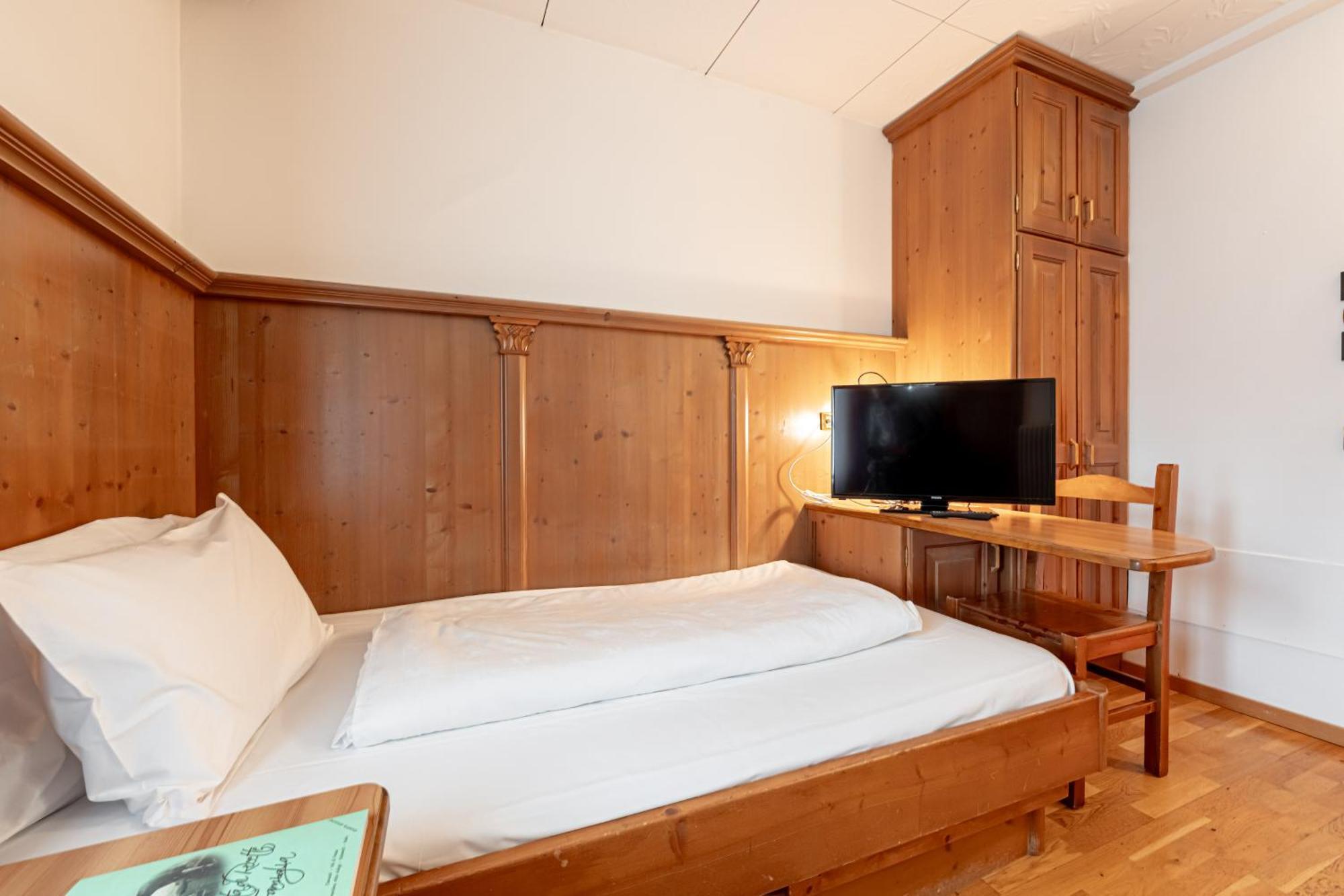 Hotel Dolomiti Schloss Canazei Bagian luar foto