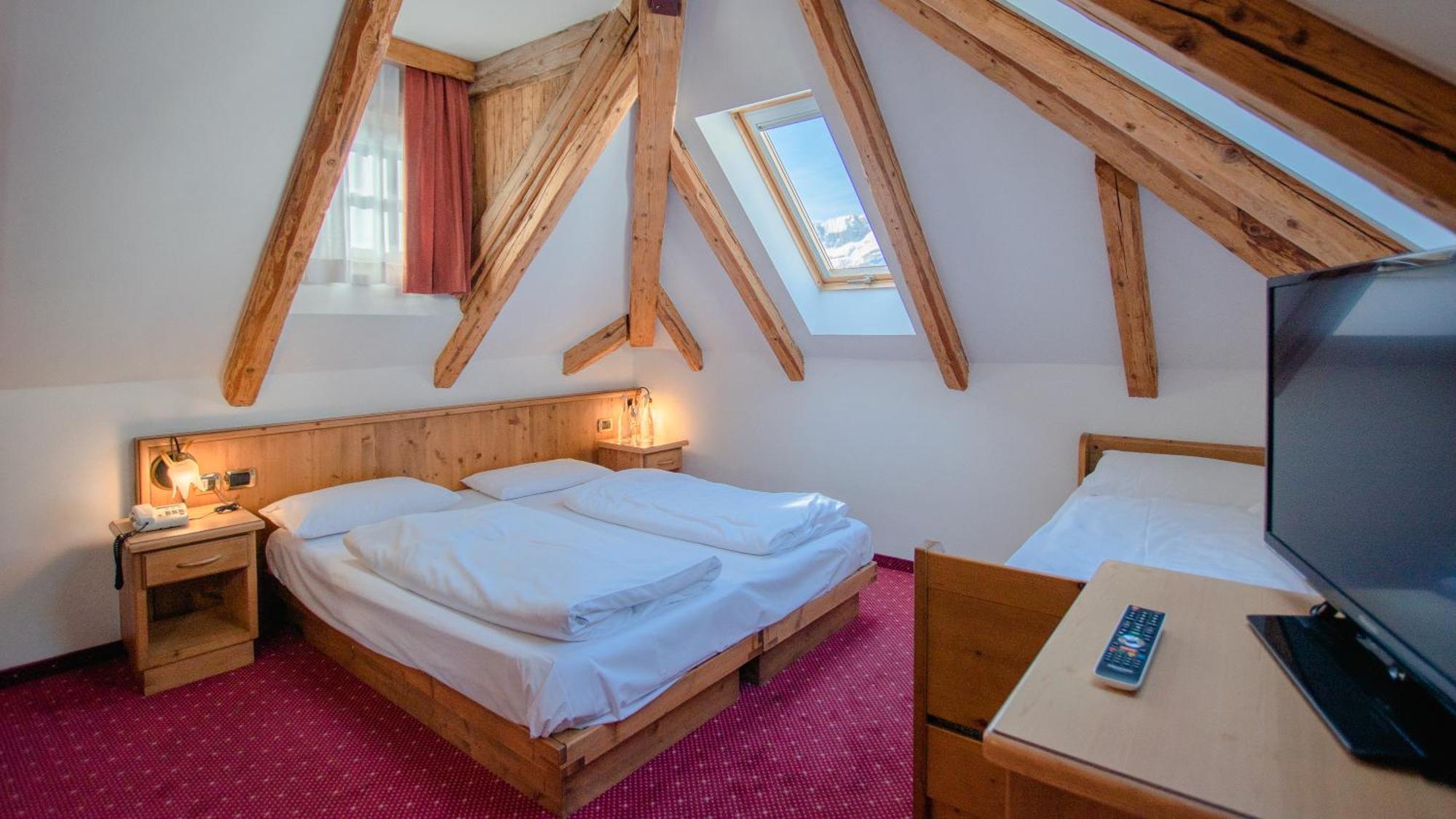 Hotel Dolomiti Schloss Canazei Bagian luar foto
