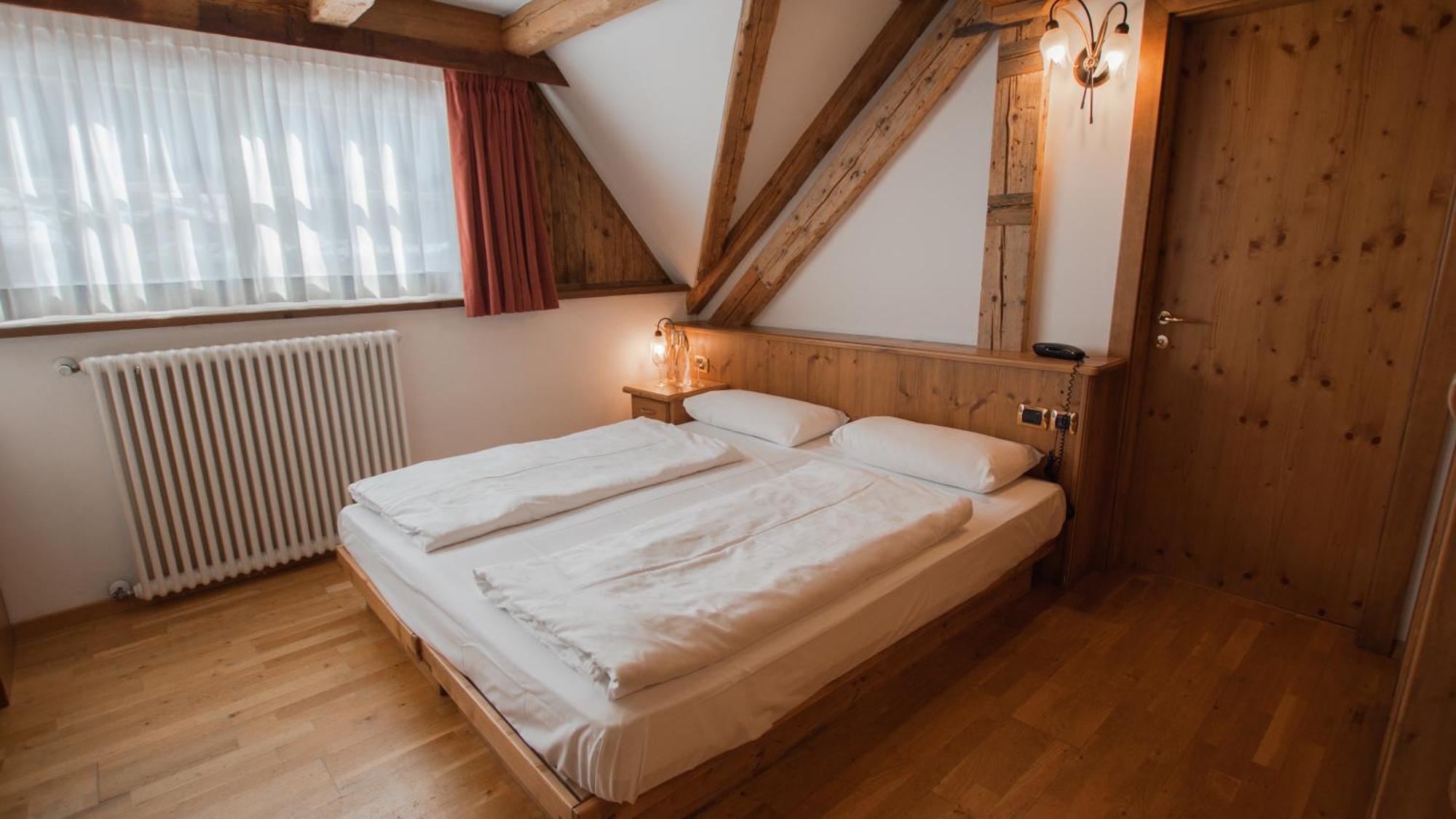 Hotel Dolomiti Schloss Canazei Bagian luar foto