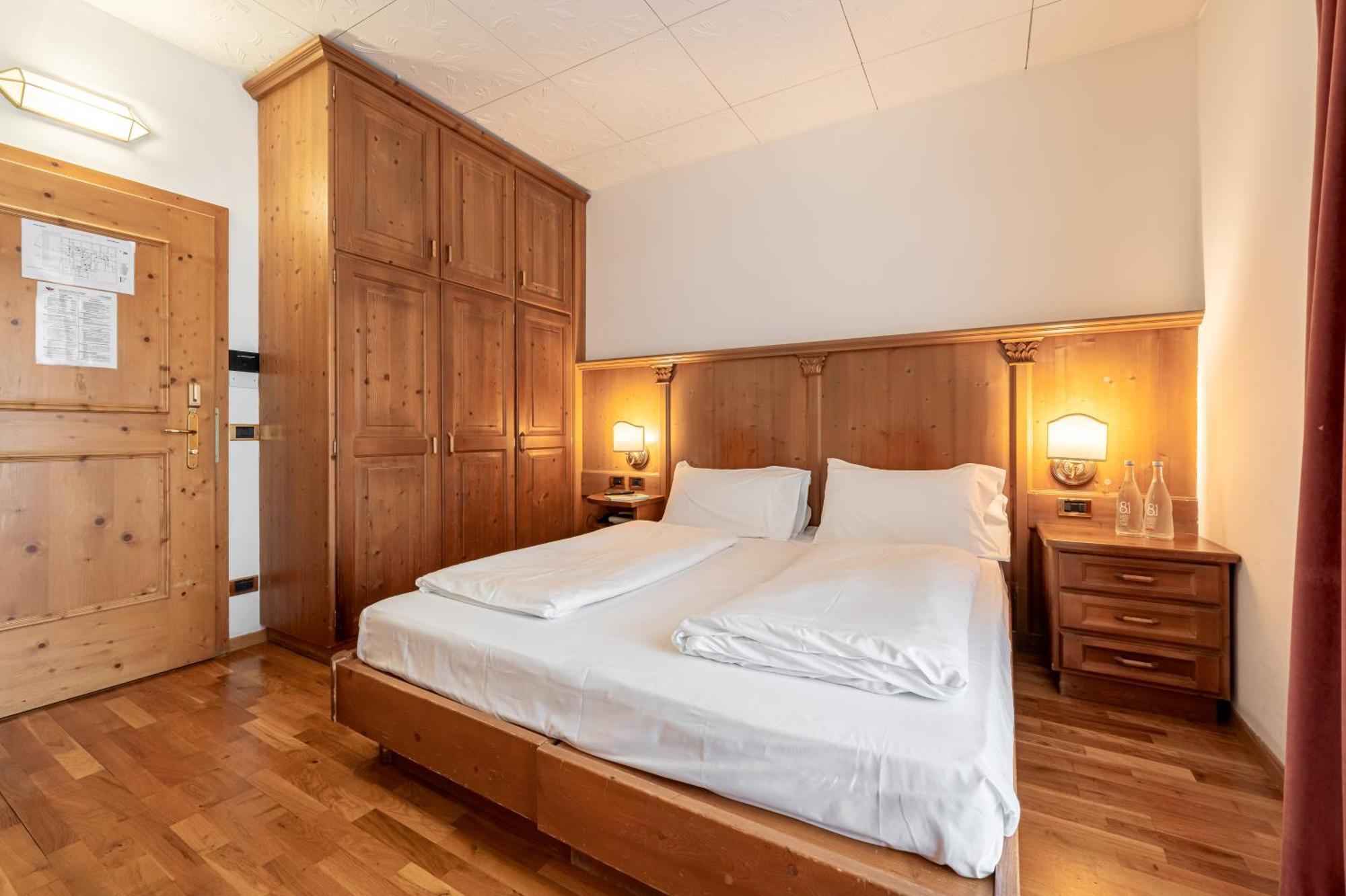 Hotel Dolomiti Schloss Canazei Bagian luar foto