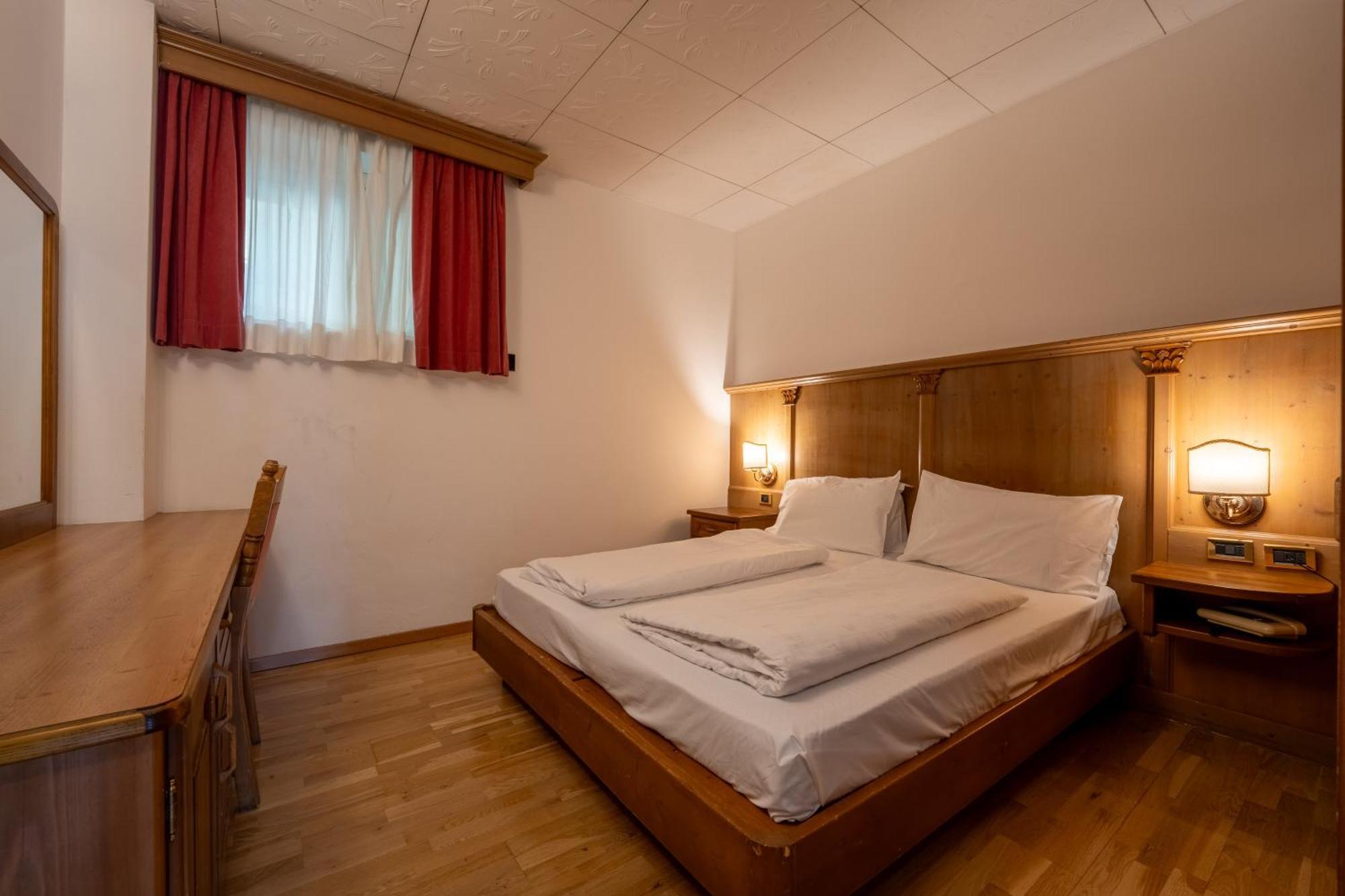 Hotel Dolomiti Schloss Canazei Bagian luar foto