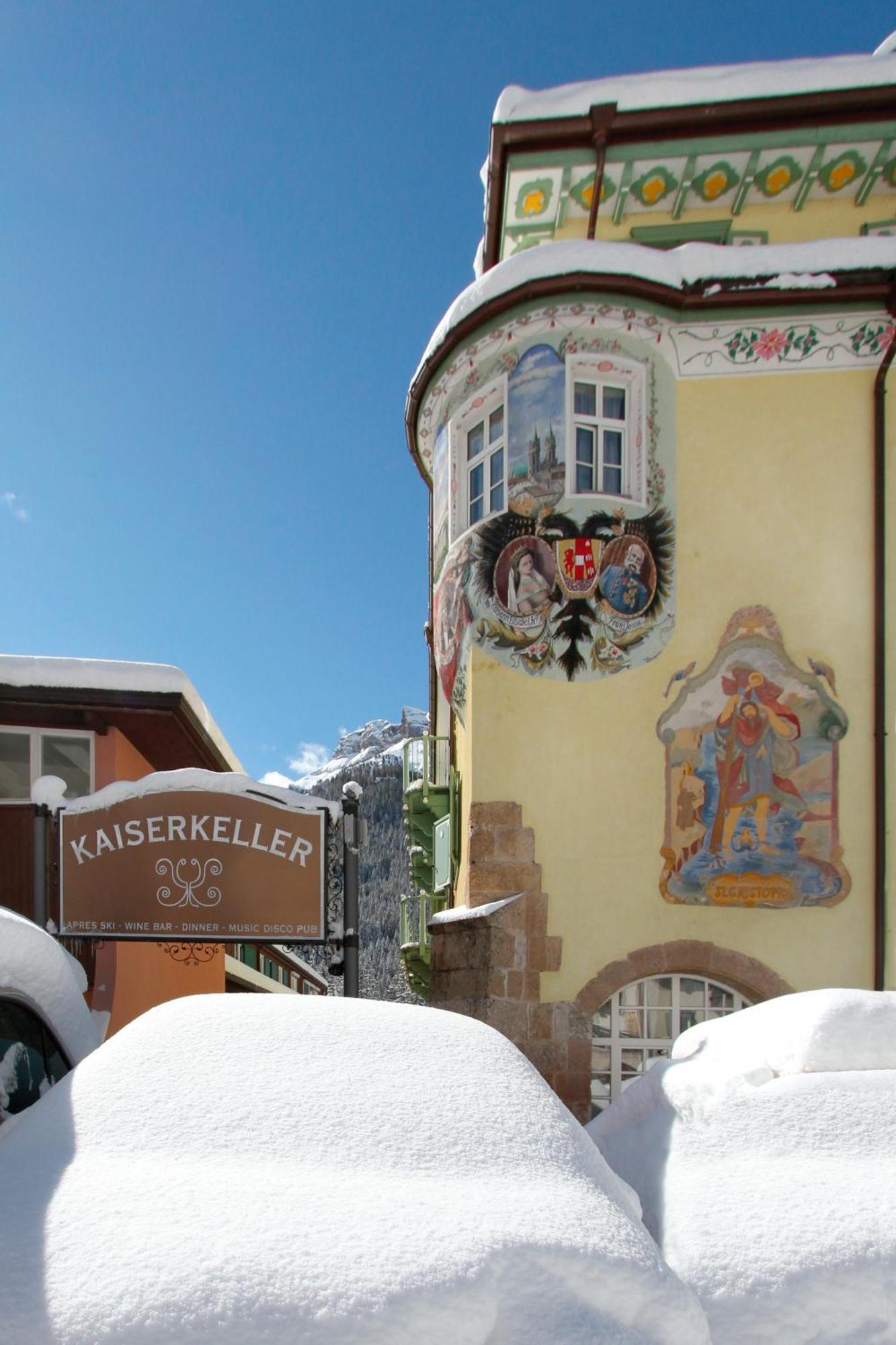 Hotel Dolomiti Schloss Canazei Bagian luar foto