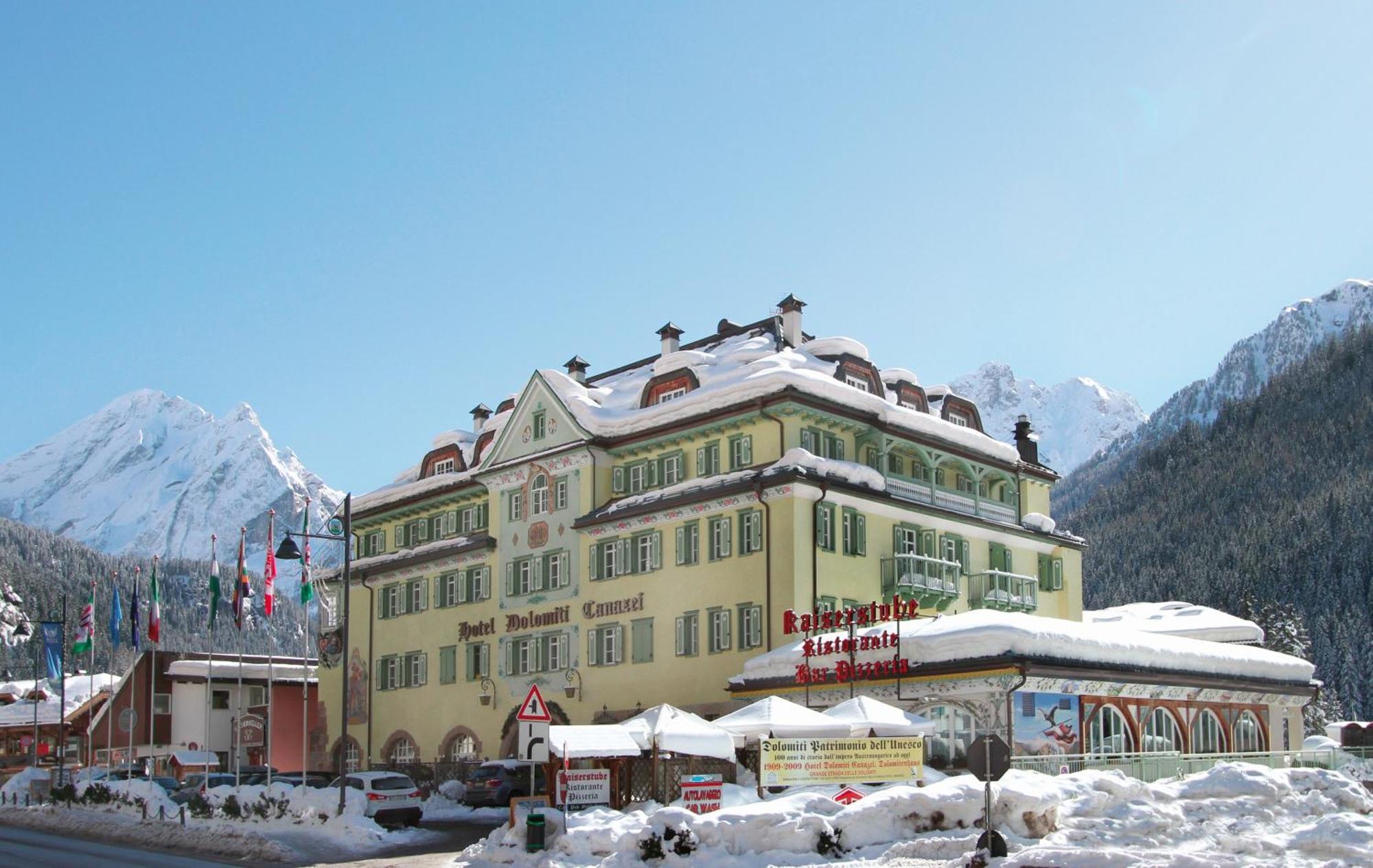 Hotel Dolomiti Schloss Canazei Bagian luar foto