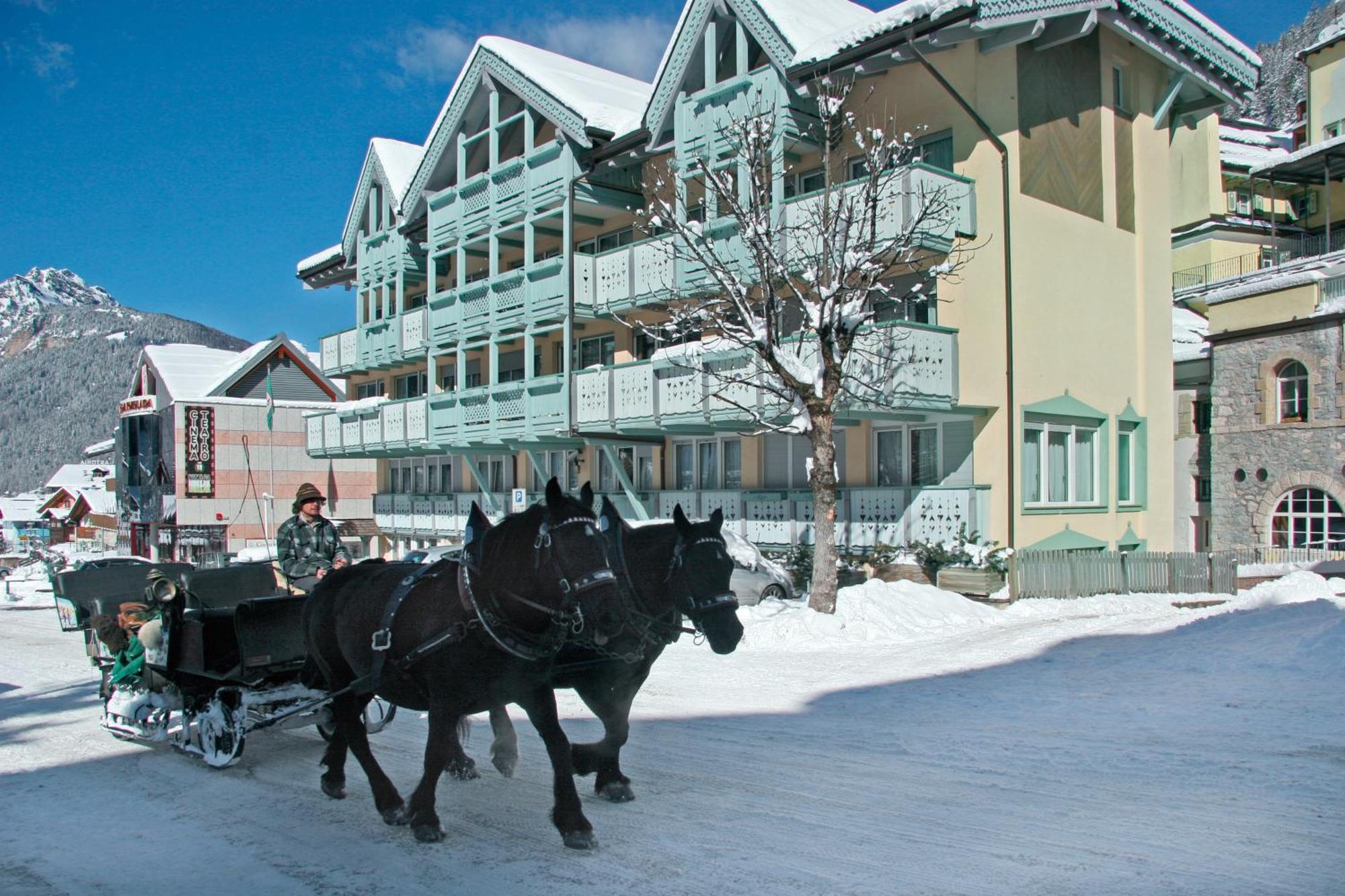 Hotel Dolomiti Schloss Canazei Bagian luar foto