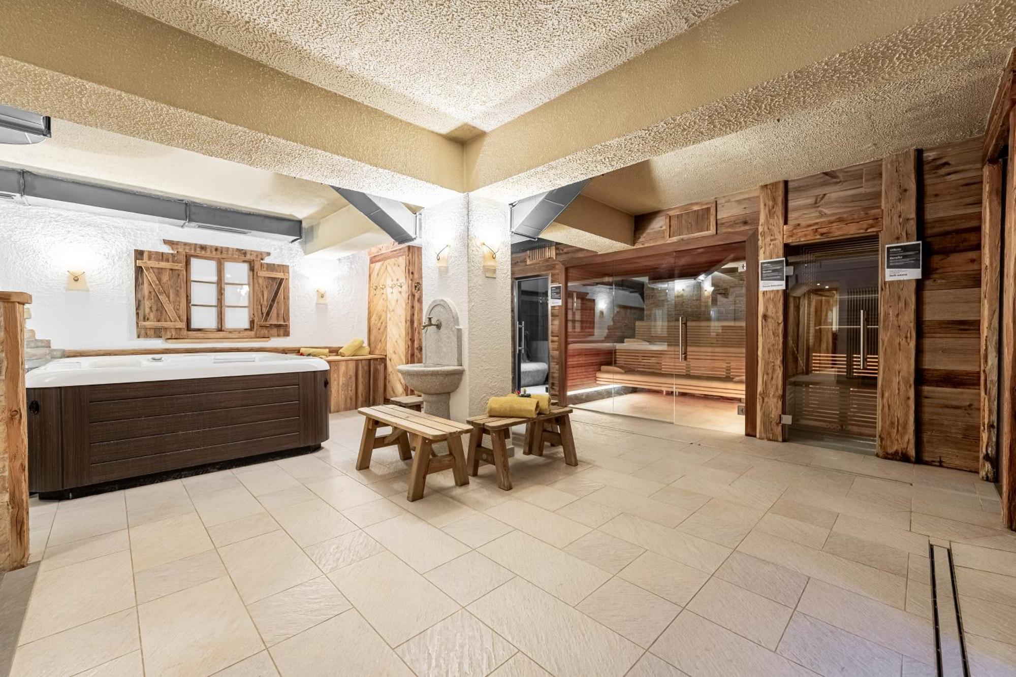Hotel Dolomiti Schloss Canazei Bagian luar foto