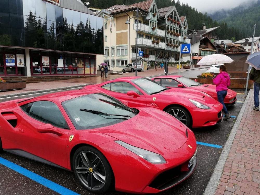 Hotel Dolomiti Schloss Canazei Bagian luar foto
