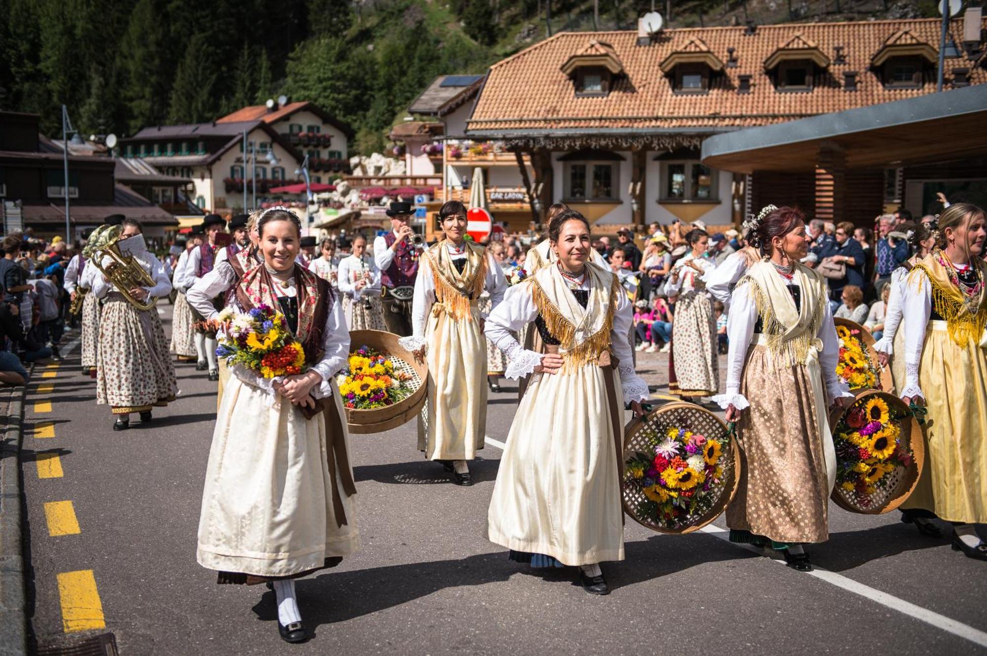 Hotel Dolomiti Schloss Canazei Bagian luar foto