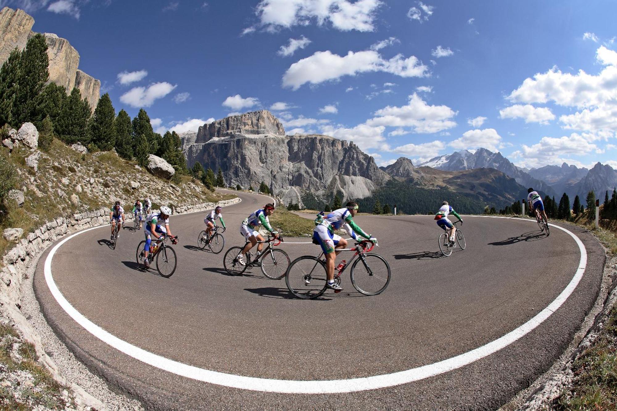 Hotel Dolomiti Schloss Canazei Bagian luar foto