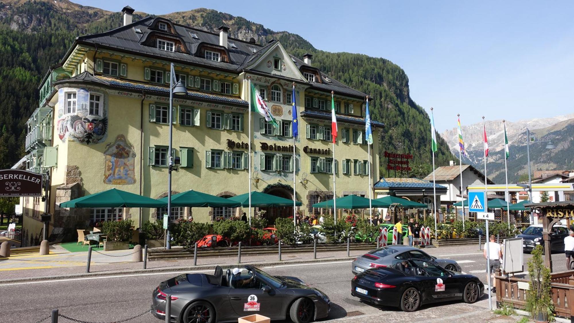 Hotel Dolomiti Schloss Canazei Bagian luar foto