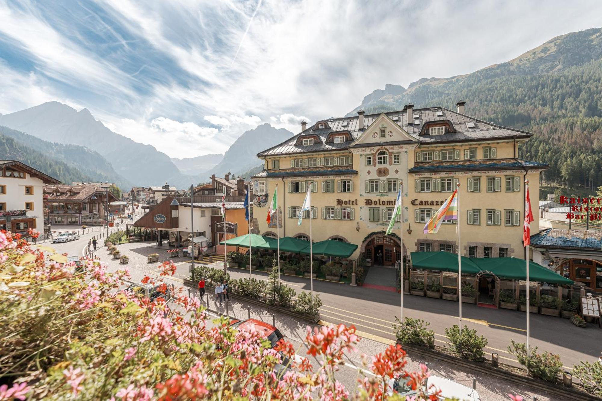 Hotel Dolomiti Schloss Canazei Bagian luar foto