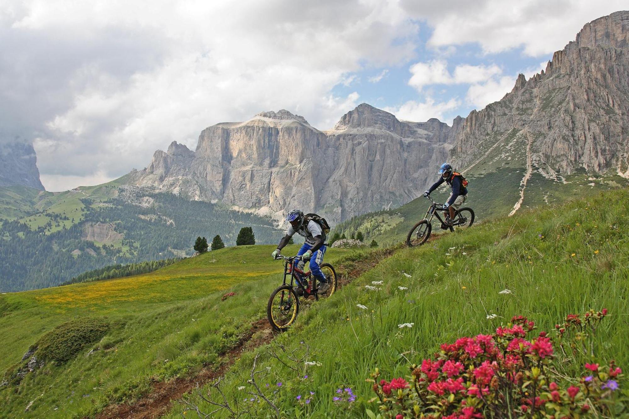 Hotel Dolomiti Schloss Canazei Bagian luar foto