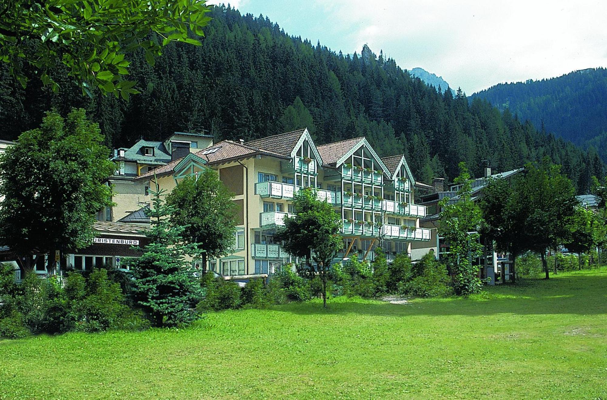 Hotel Dolomiti Schloss Canazei Bagian luar foto