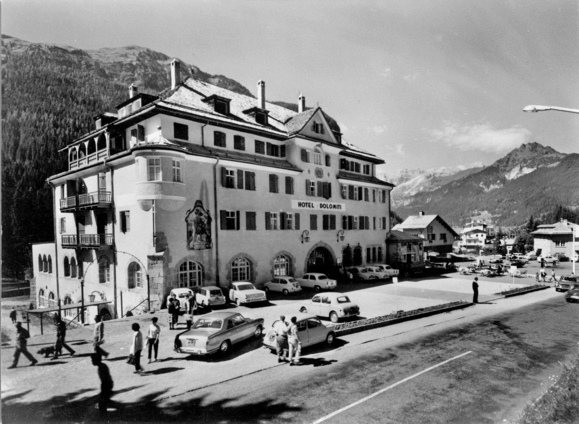 Hotel Dolomiti Schloss Canazei Bagian luar foto