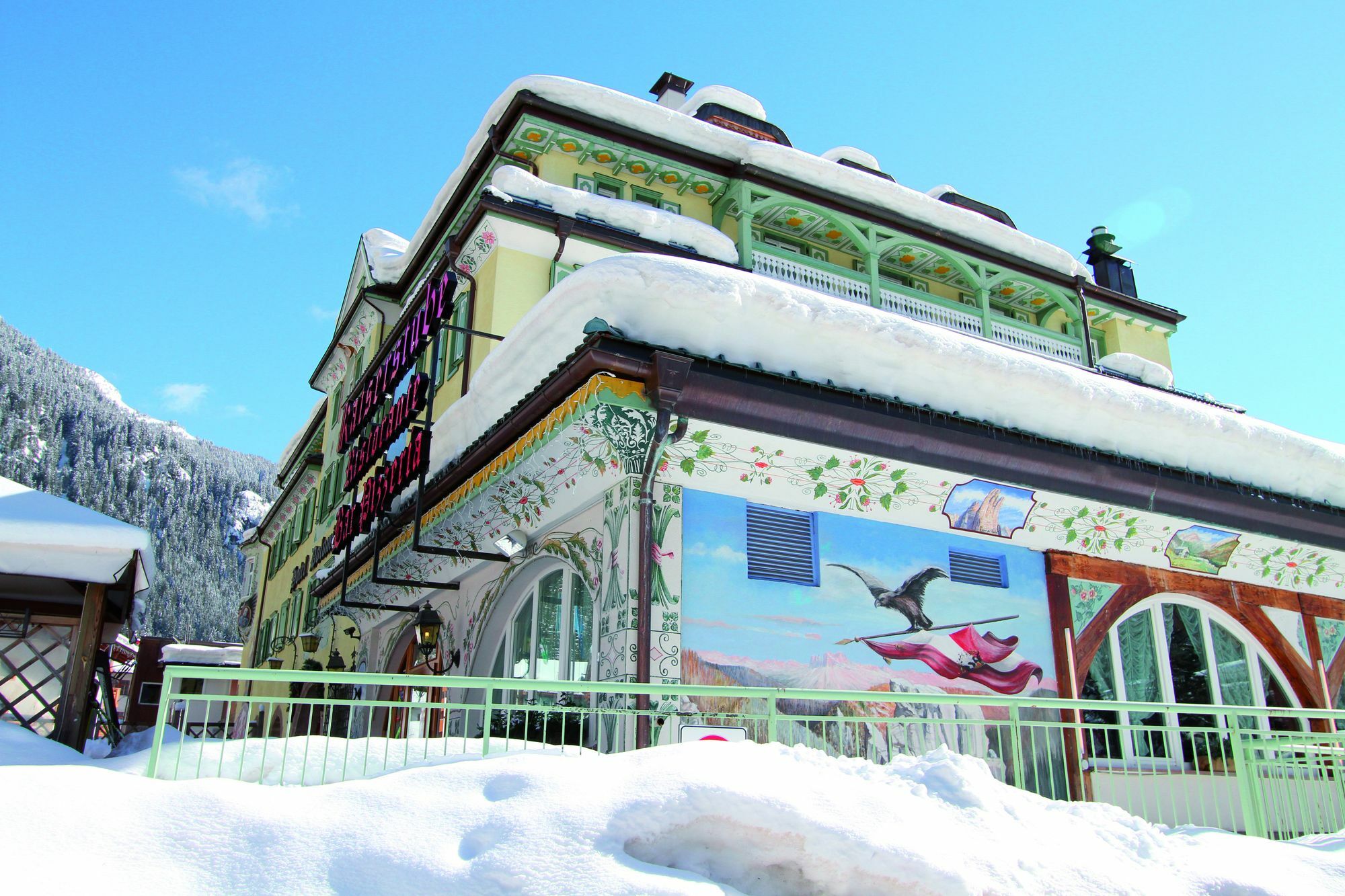 Hotel Dolomiti Schloss Canazei Bagian luar foto