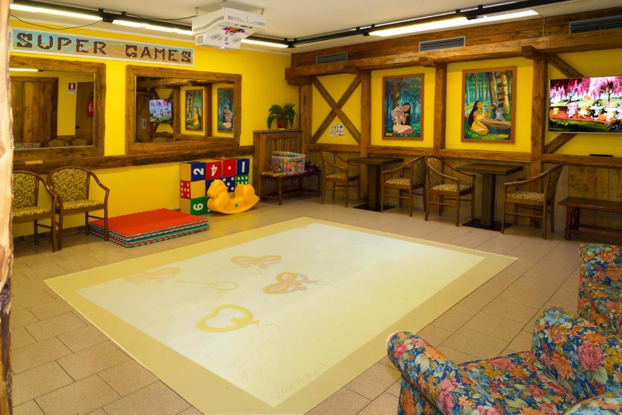 Hotel Dolomiti Schloss Canazei Bagian luar foto