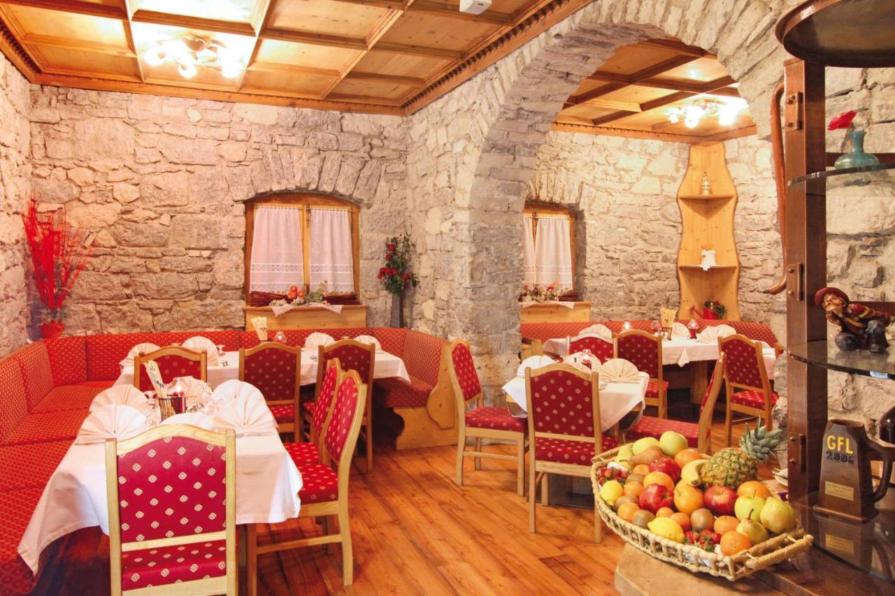 Hotel Dolomiti Schloss Canazei Bagian luar foto