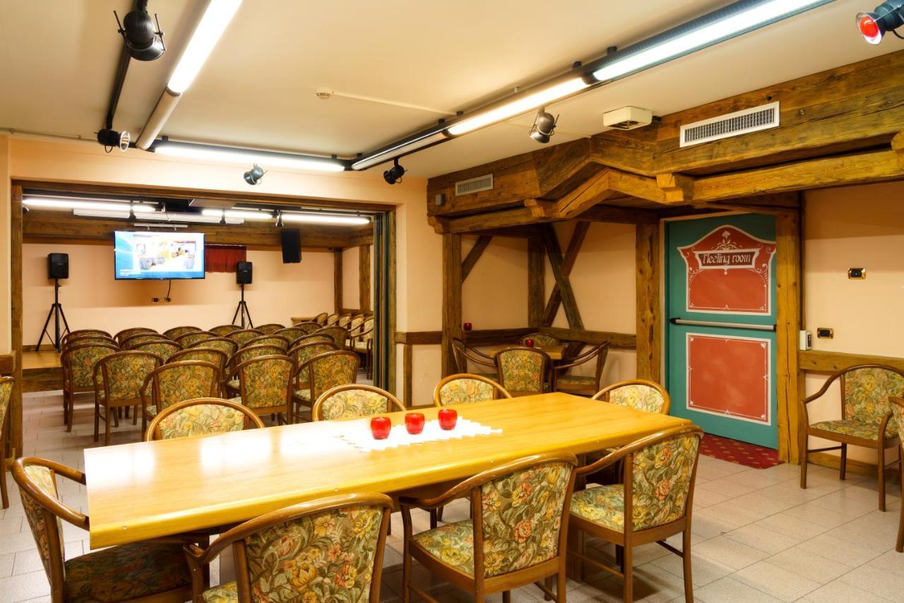 Hotel Dolomiti Schloss Canazei Bagian luar foto